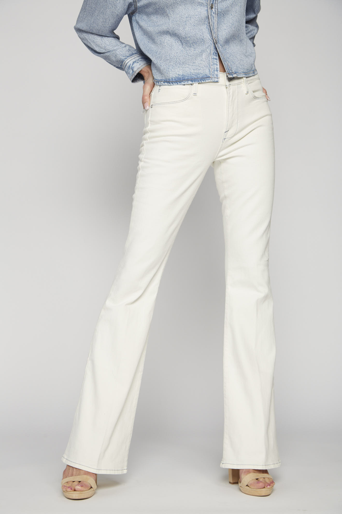 frame jeans weiß einfarbig model frontalansicht