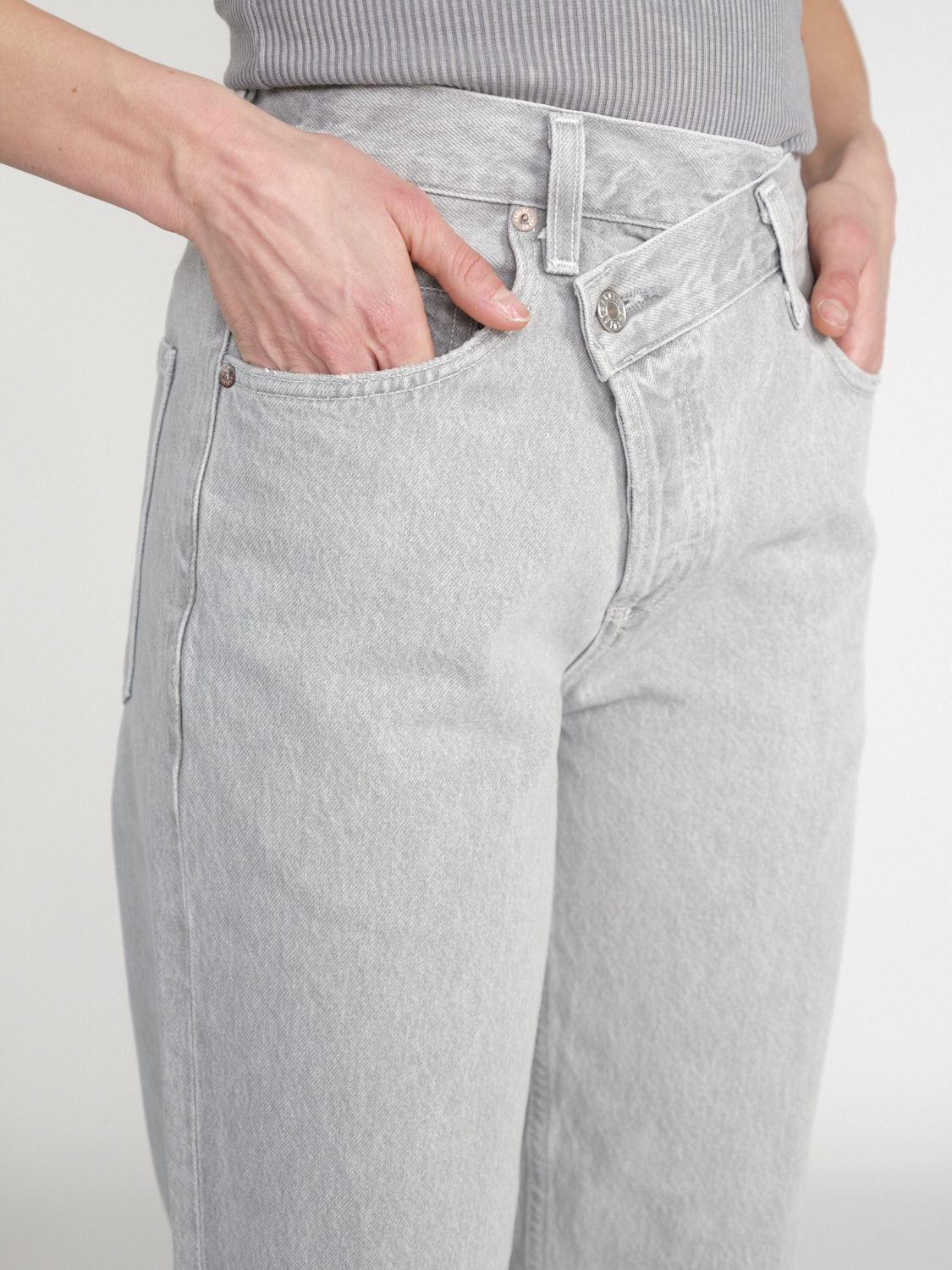 Agolde Criss Cross – Mom-Jeans aus Baumwolle mit schrägem Verschluss   grau 25