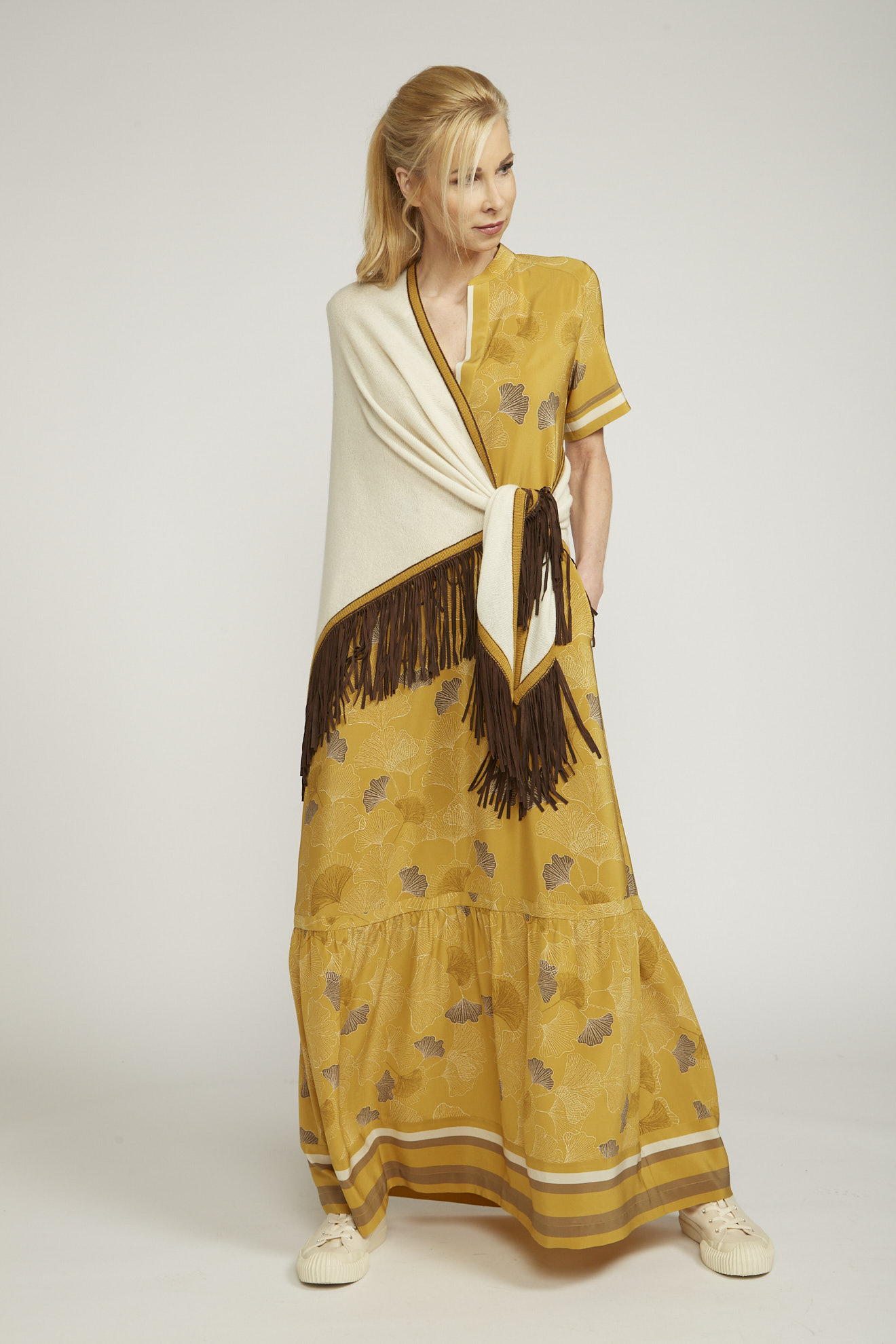 antonia zander schal triangolo beige model komplett ansicht