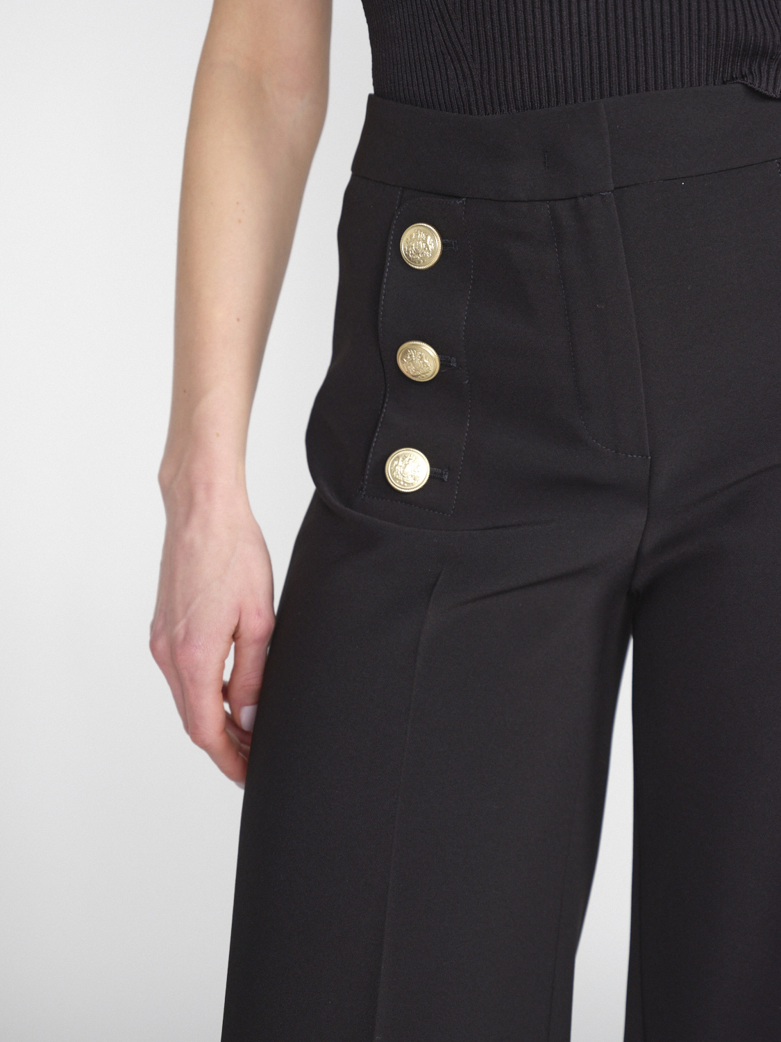 Seductive Bridget – Stretchige Hose mit goldfarbenen Knopfdetails   negro 38