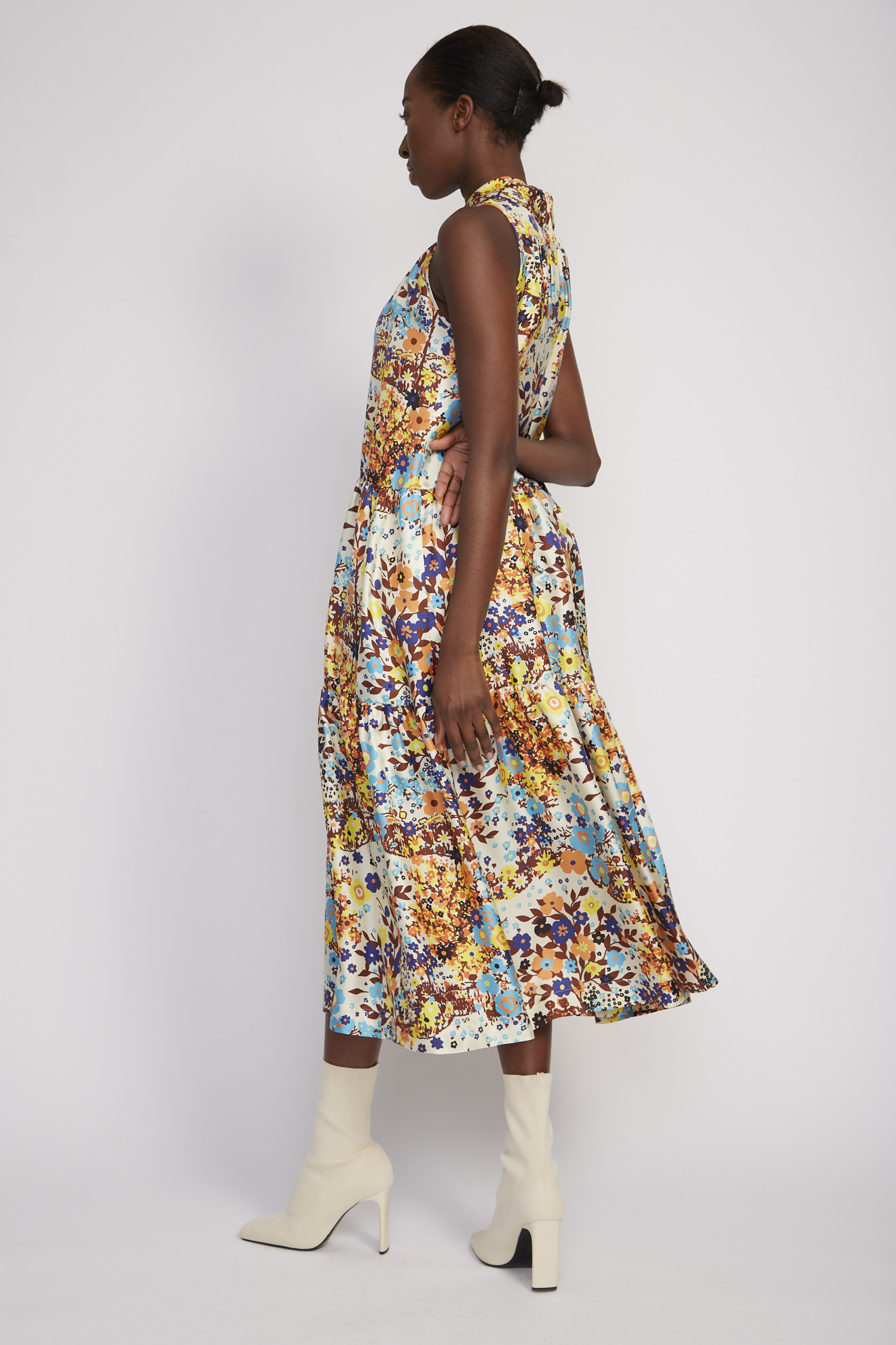 odeeh kleid multi print model seitenansicht
