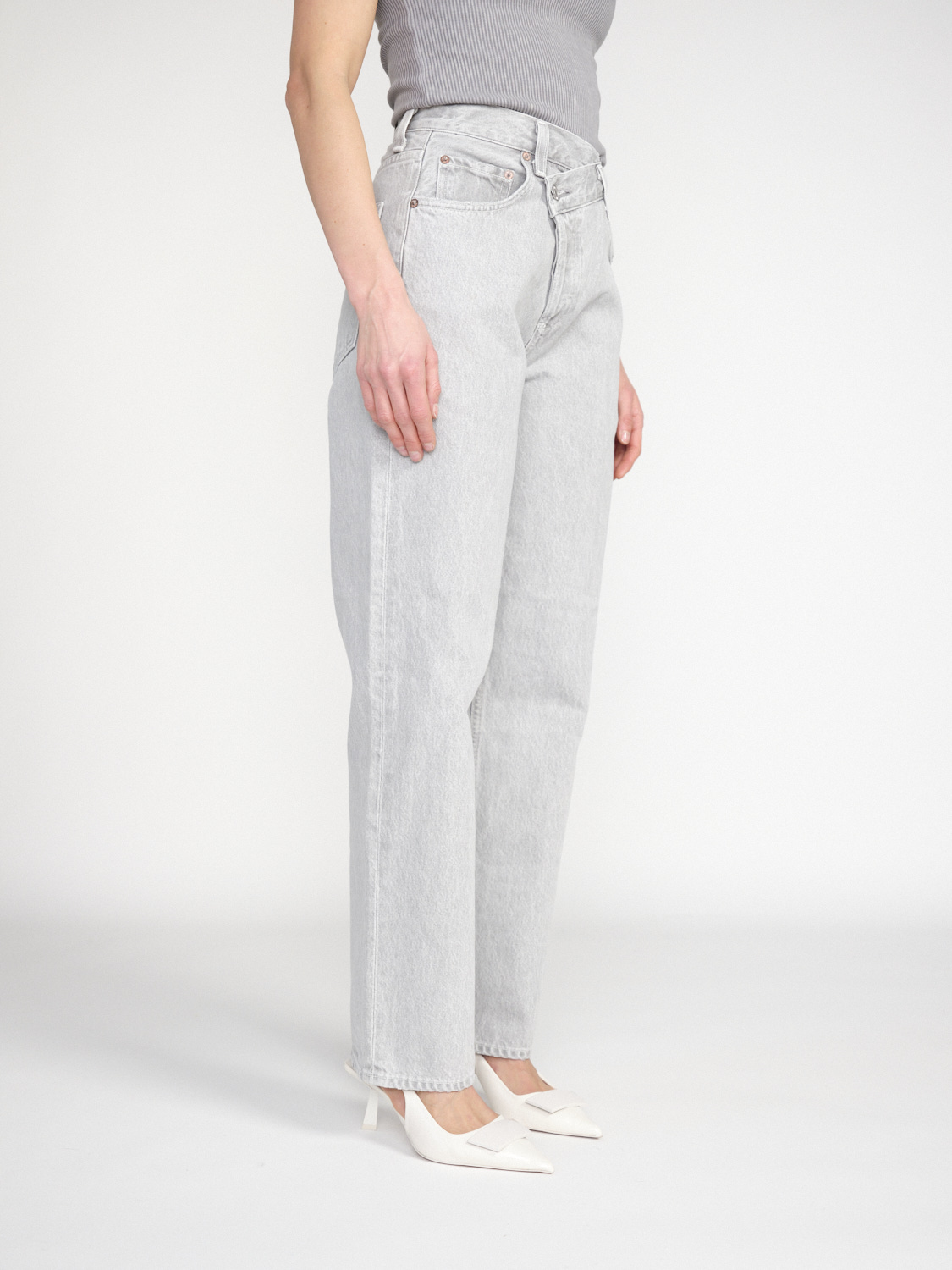 Agolde Criss Cross – Mom-Jeans aus Baumwolle mit schrägem Verschluss   grau 25