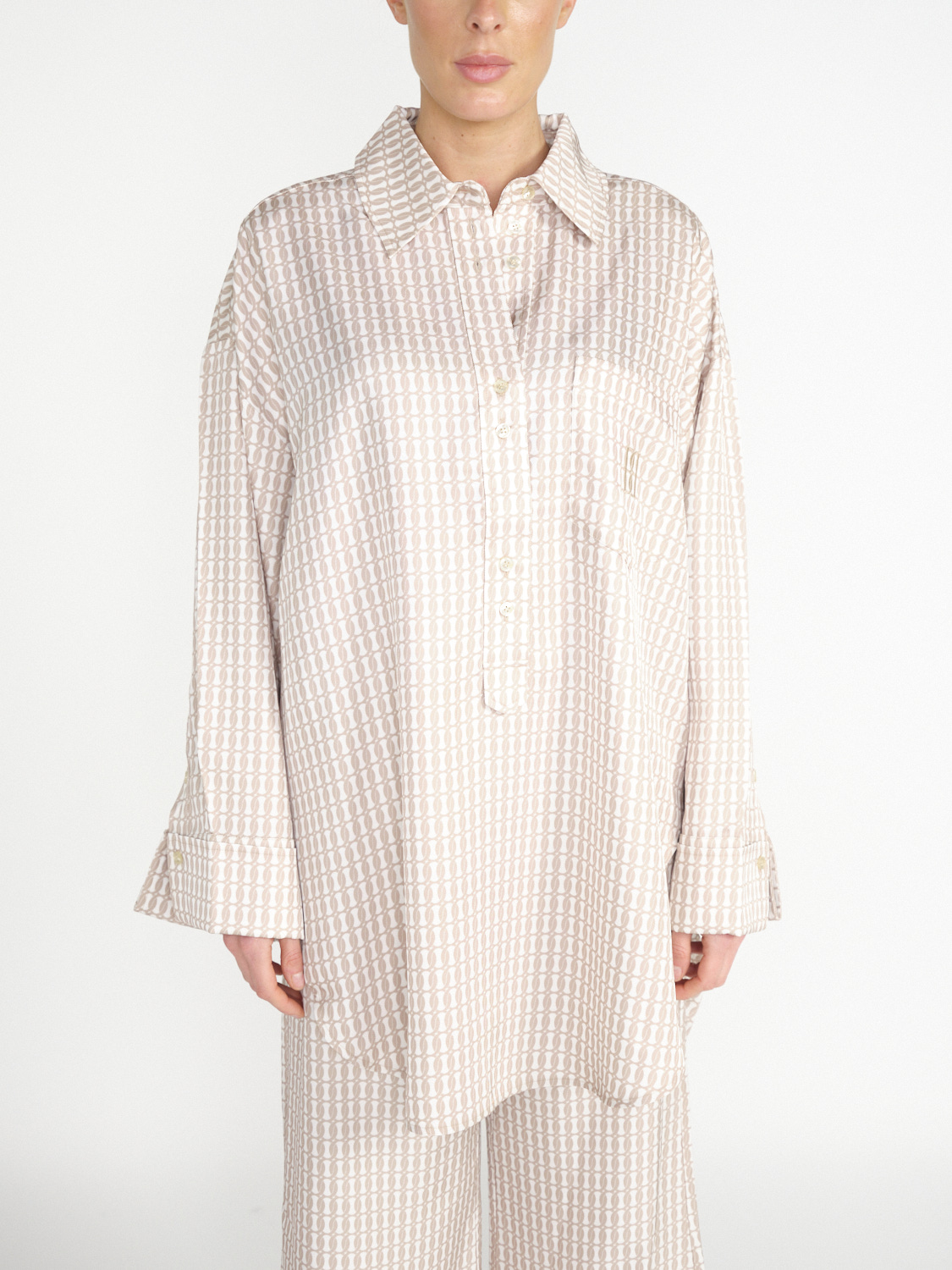 By Malene Birger Maye – Oversized Hemdbluse mit Monogramm-Print beige 34