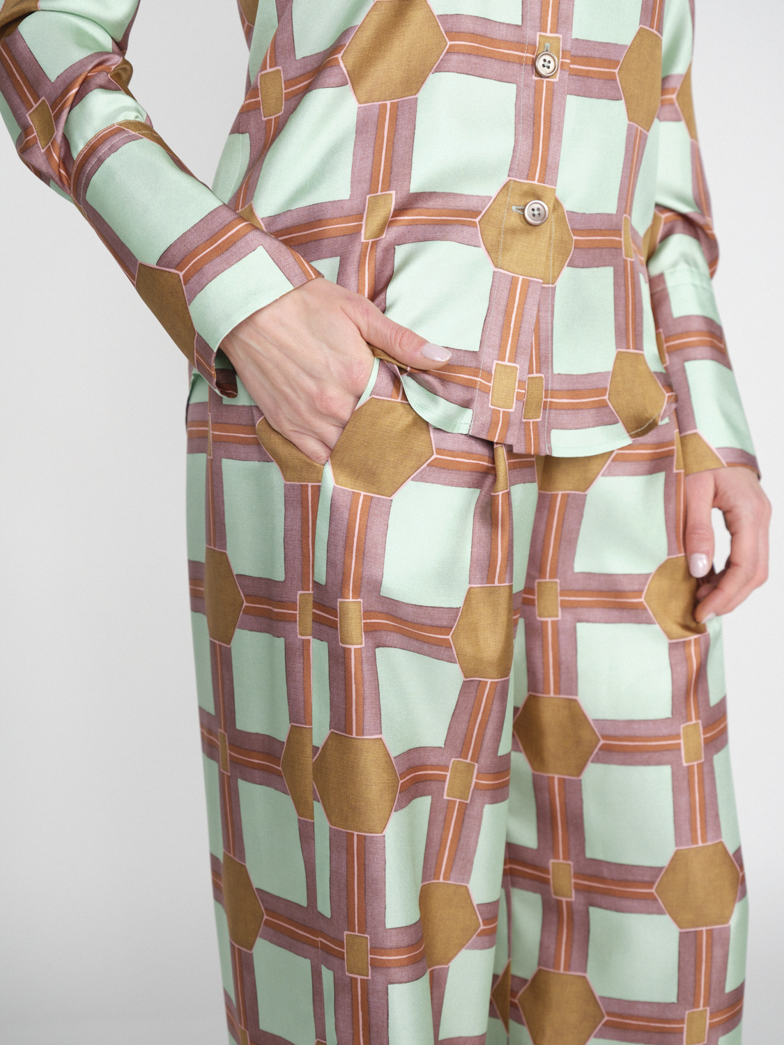 Odeeh Pantaloni in crêpe di seta con motivo grafico   multicolore 34