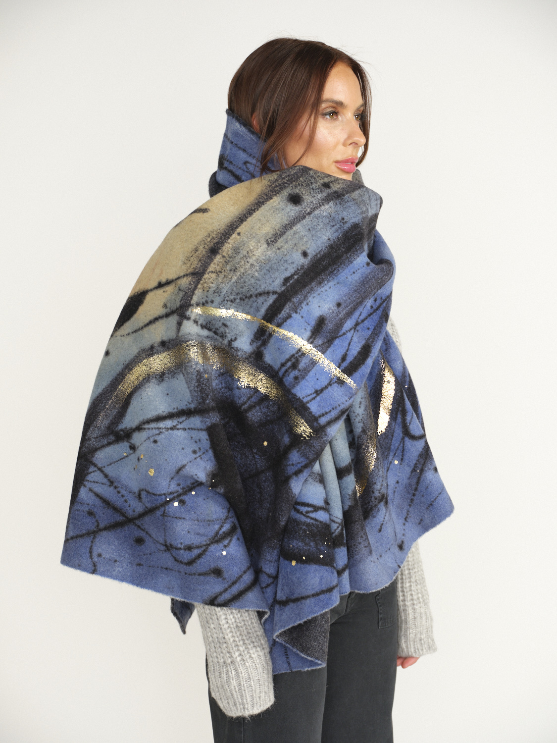 Faliero Sarti Plaid Storm - Sciarpa rettangolare con dettagli dorati in lana e cashmere blu Taglia unica