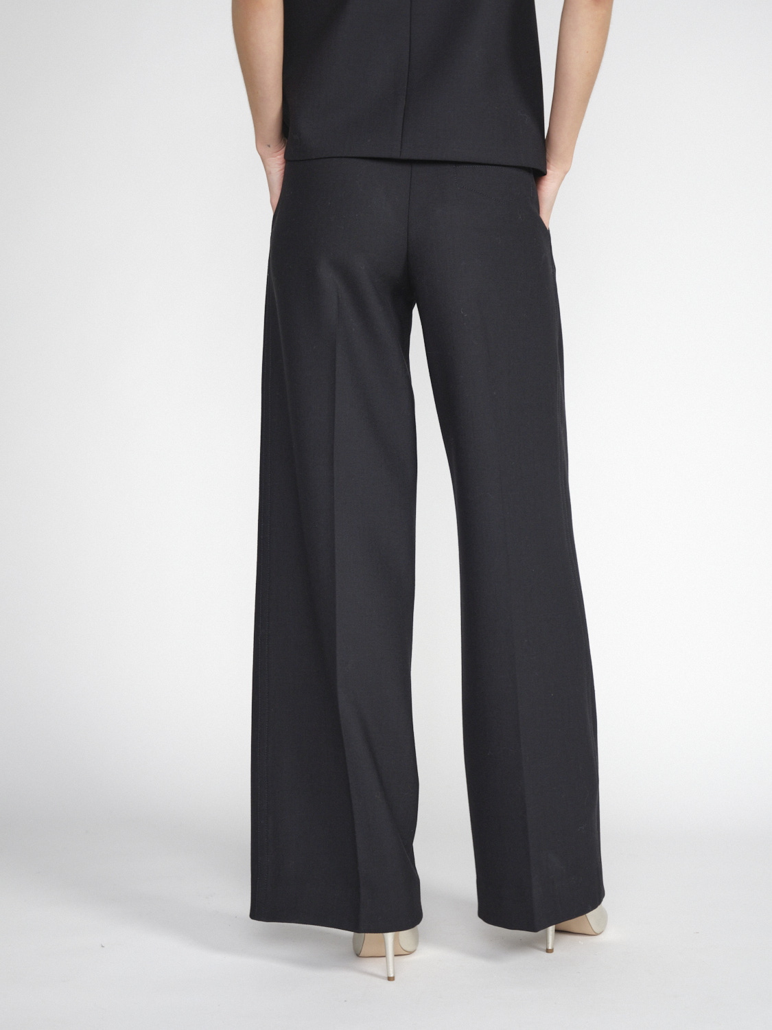 Lorena Antoniazzi Stretchy pleated trousers in virgin wool  black 34