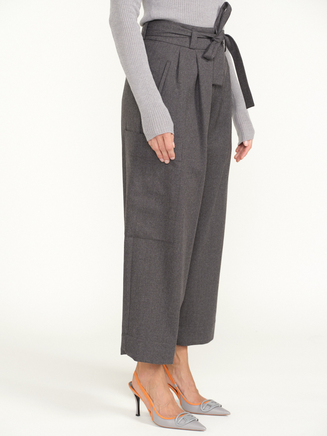 Odeeh Pantaloni 3/4 con tasche laterali in lana vergine  grigio 34