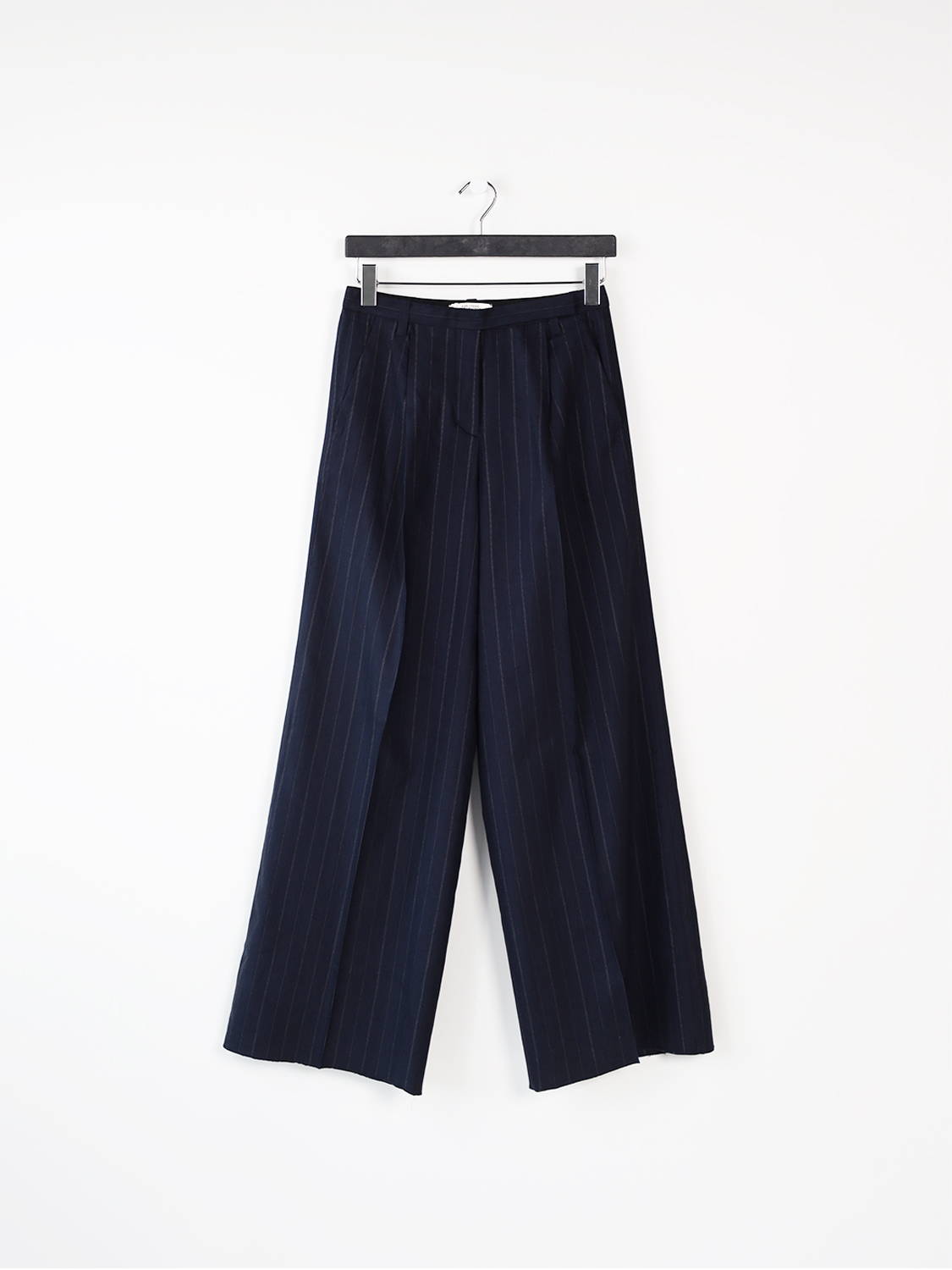 Modern – trousers with pleats