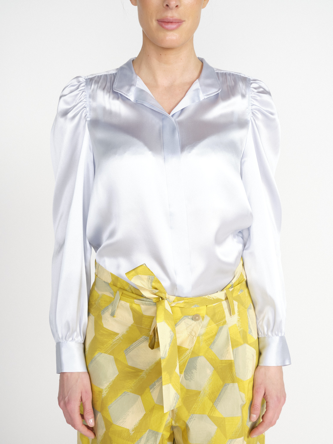 Frame Gillian silk satin blouse with ruffled shoulder details  hellblau M