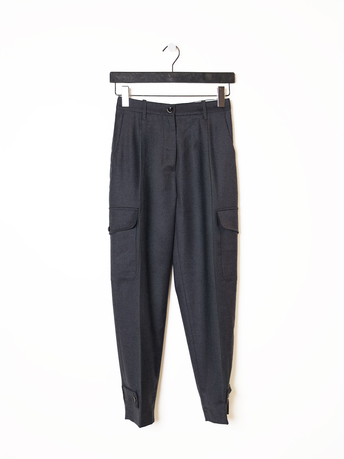 Suit pants with cargo pockets