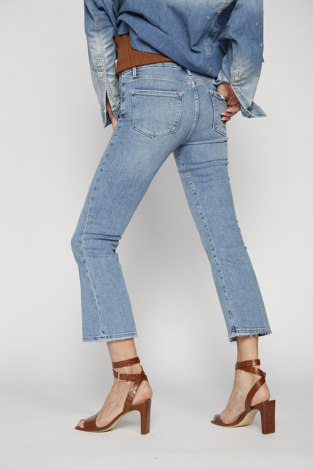 frame jeans denim einfarbig model rückansicht