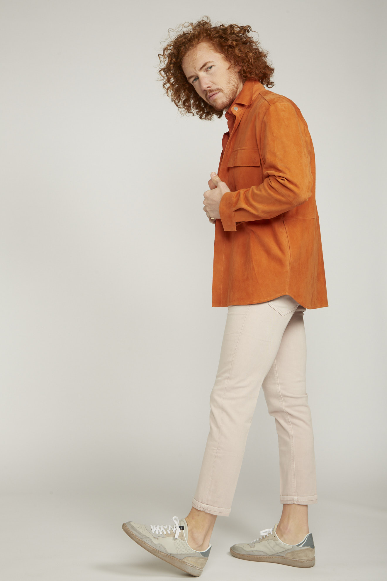 arma hemd orange einfarbig leder model seitenansicht
