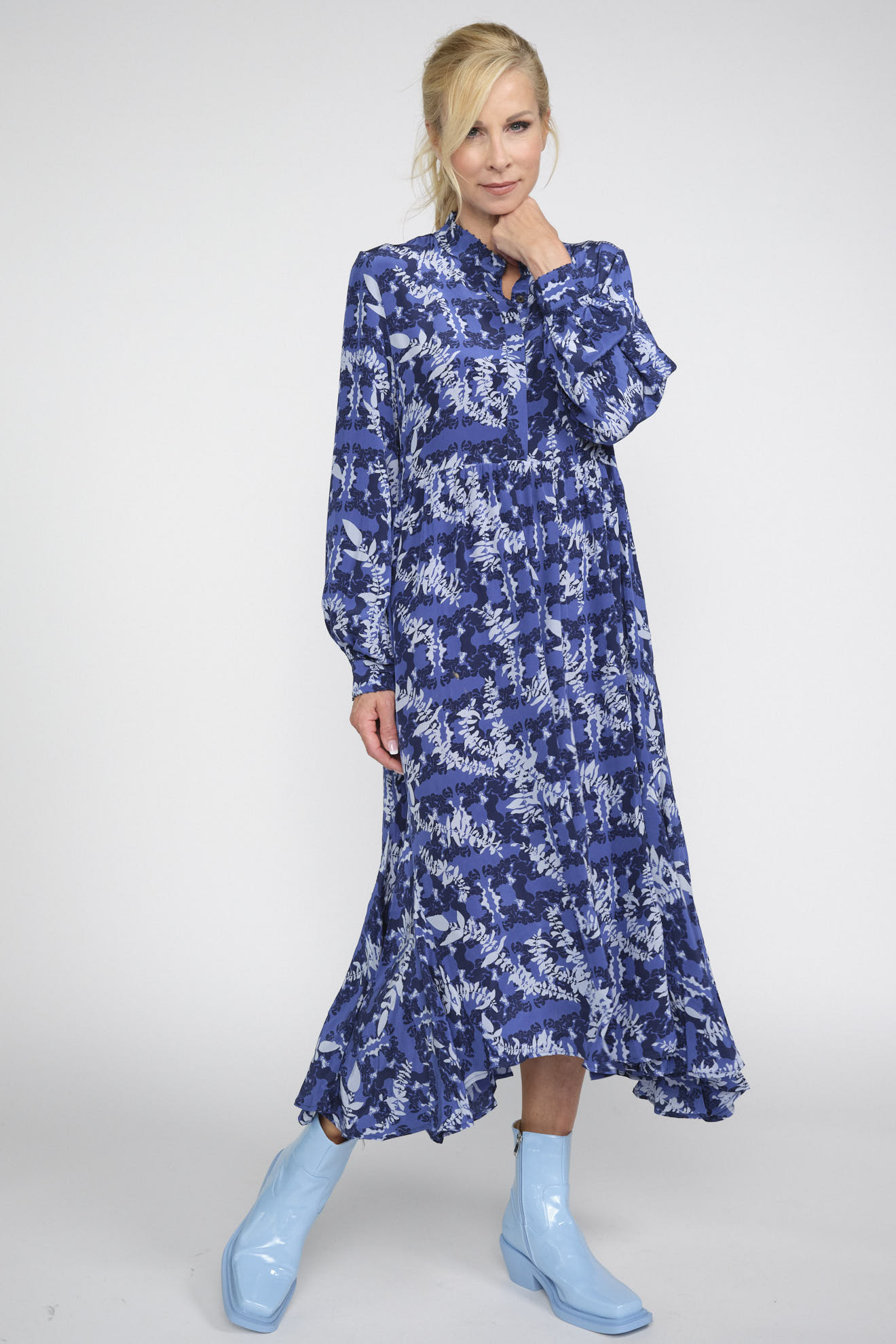 an an londree dress blue white patterns silk