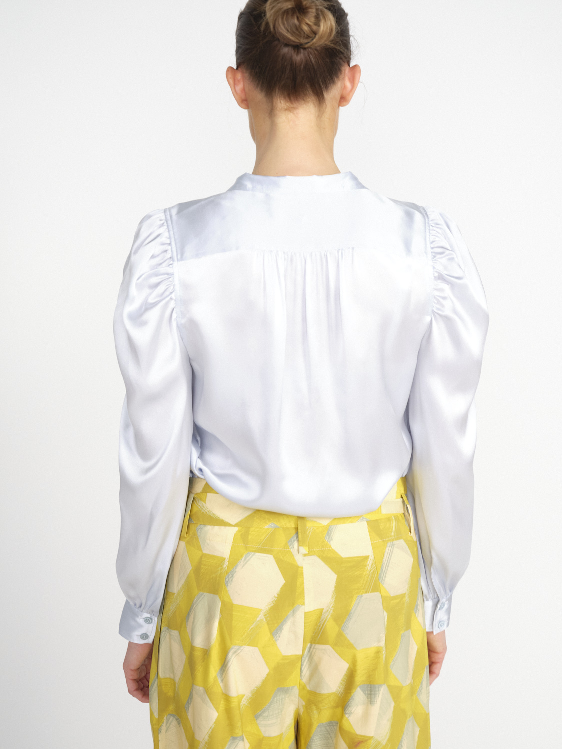 Frame Gillian silk satin blouse with ruffled shoulder details  hellblau M
