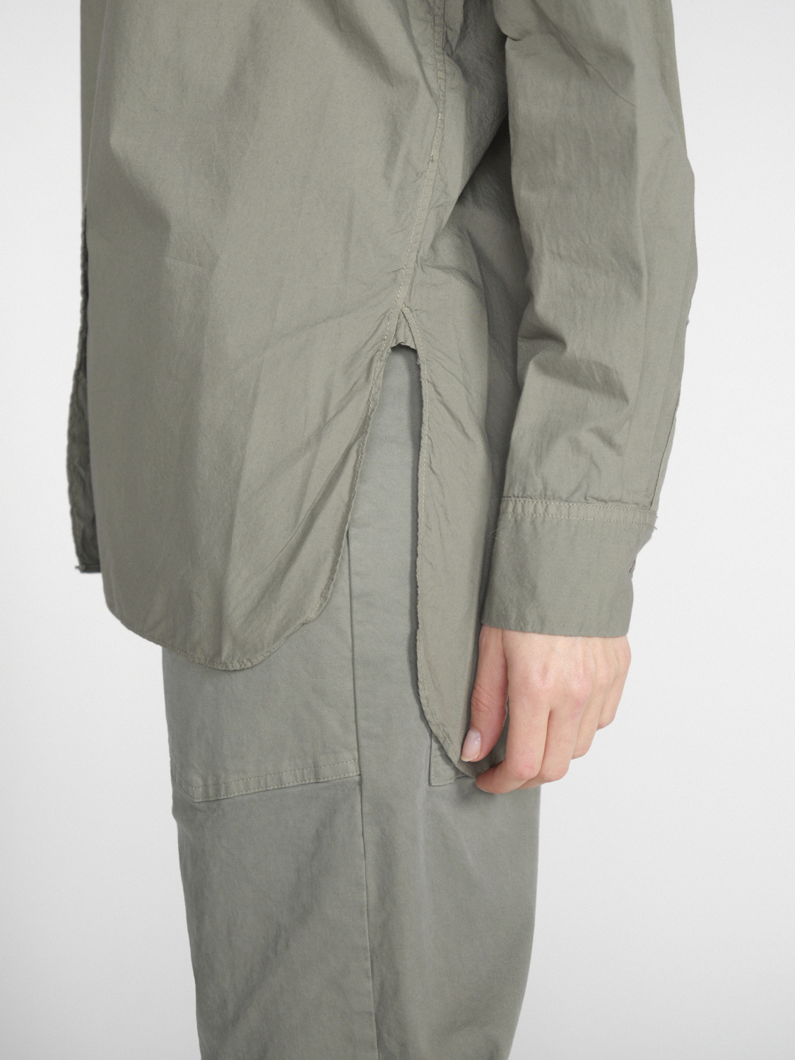 Nili Lotan Yorke – Lange Baumwoll-Bluse 	  khaki XS