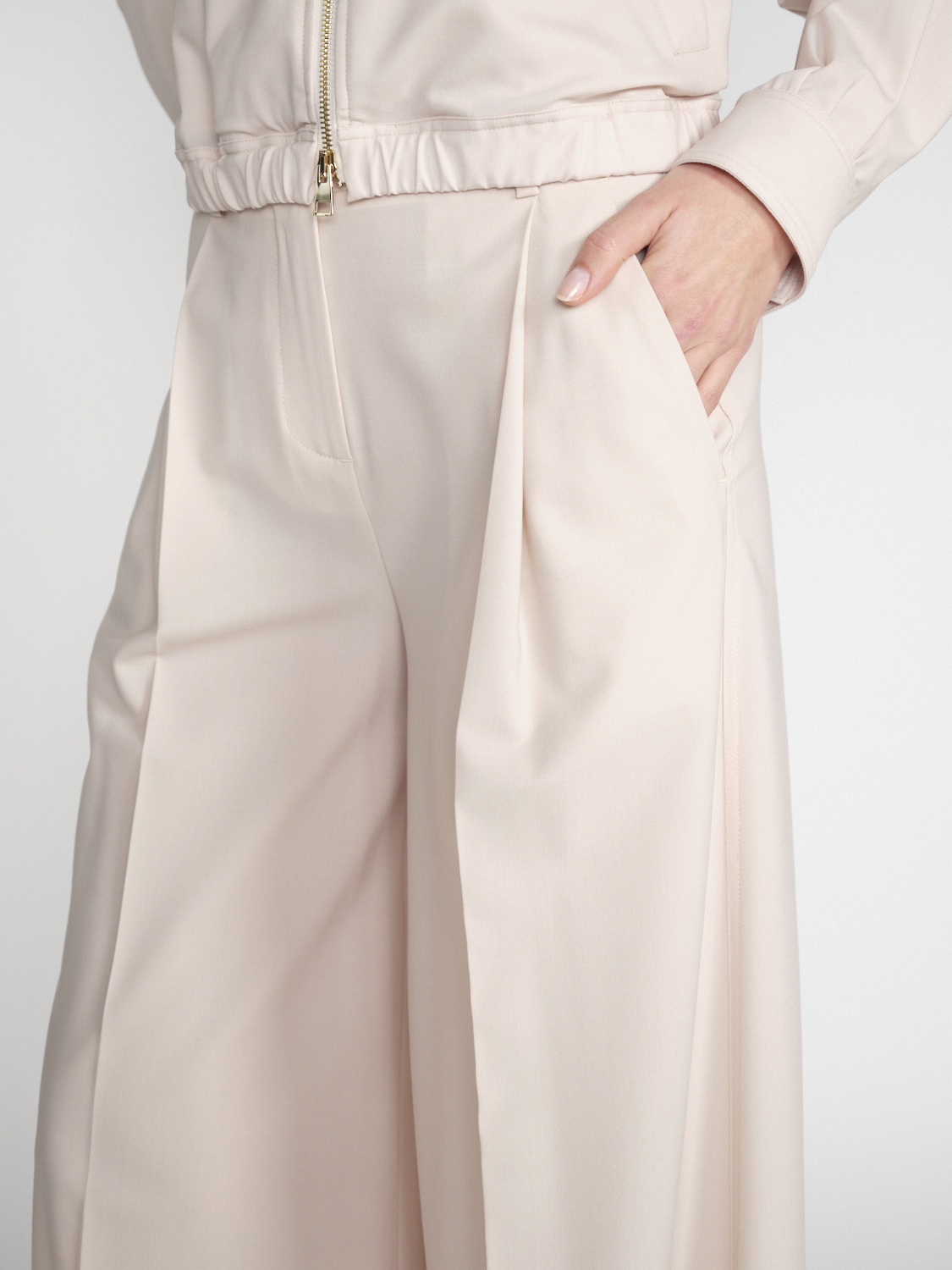 Lorena Antoniazzi Stretchy pleated trousers in virgin wool  beige 34