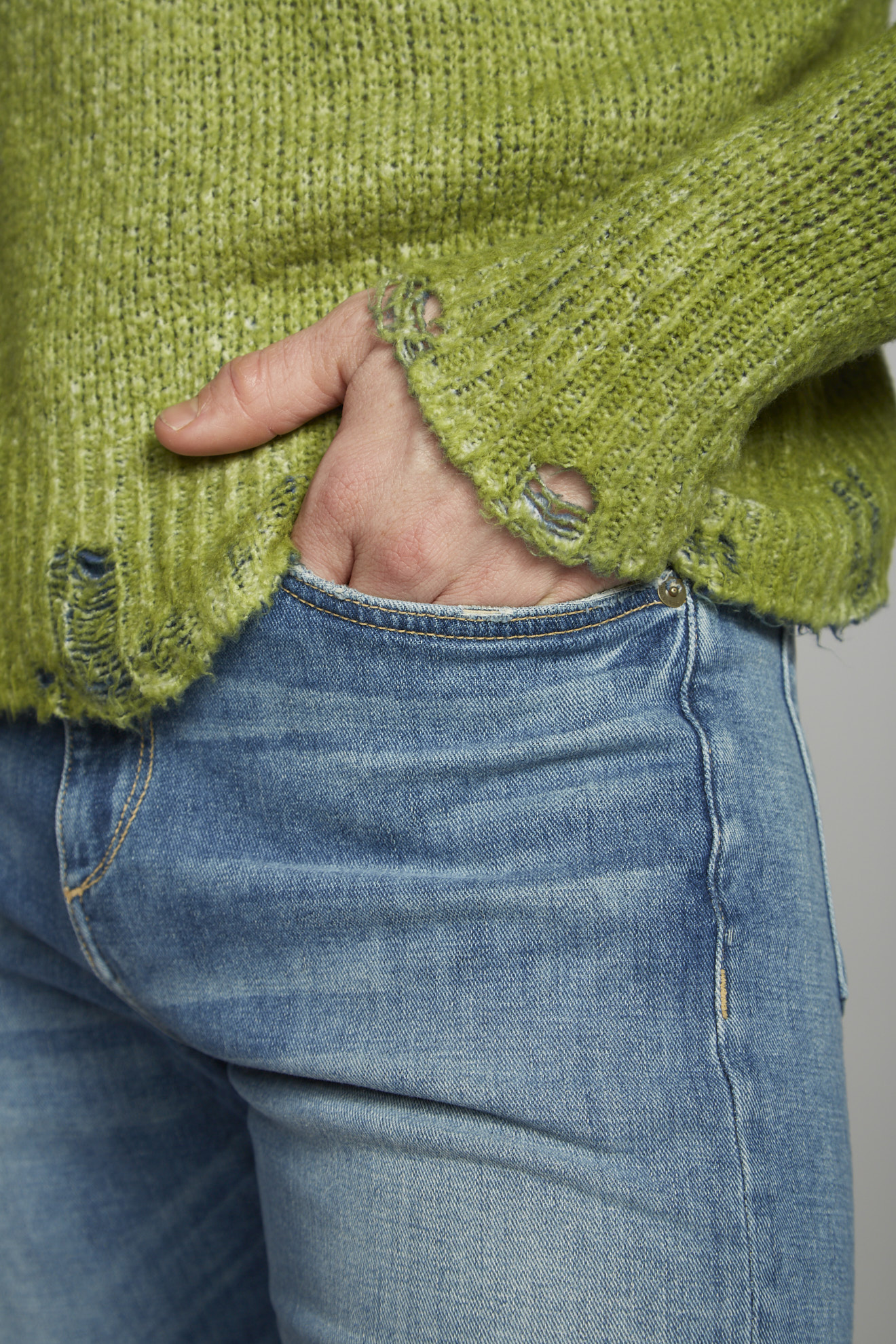 avant toi sweater green plain cotton model detail