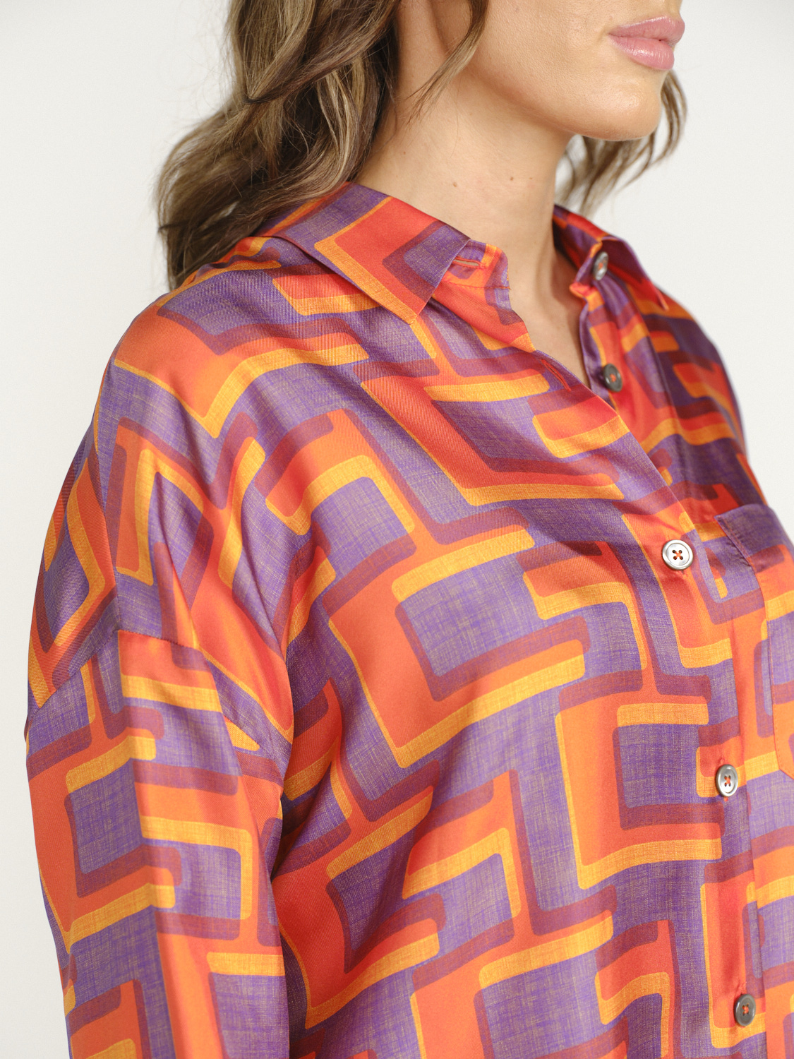 Klassische Bluse mit grafischem Muster aus Seide von Odeeh