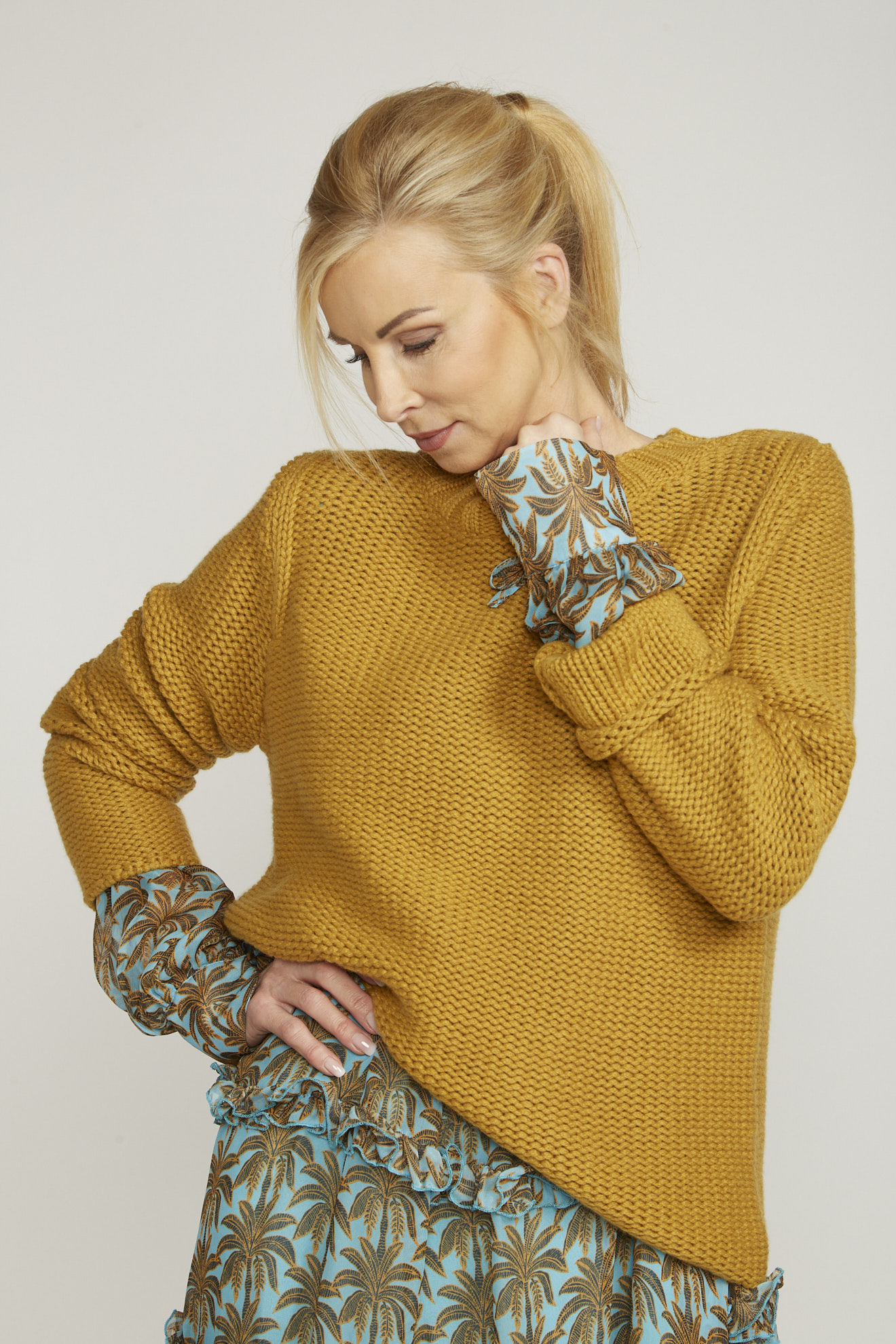antonia zander pullover gold einfarbig model seitenansicht