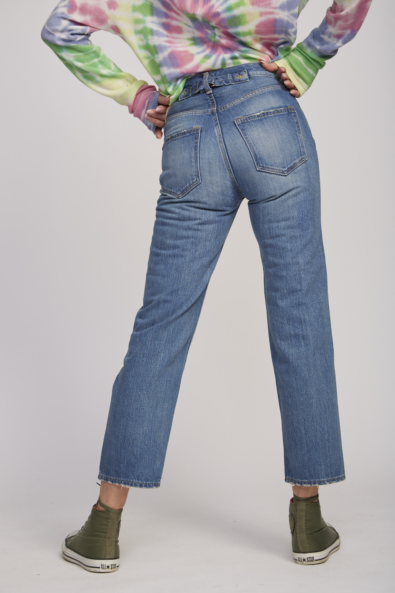 tuesmontresor jeans blau einfarbig model rückansicht 