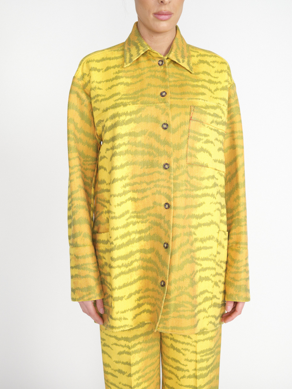 Victoria Beckham Printed Chine Twill – Oversized Jacquard-Hemd mit Tiger-Print amarillo 34