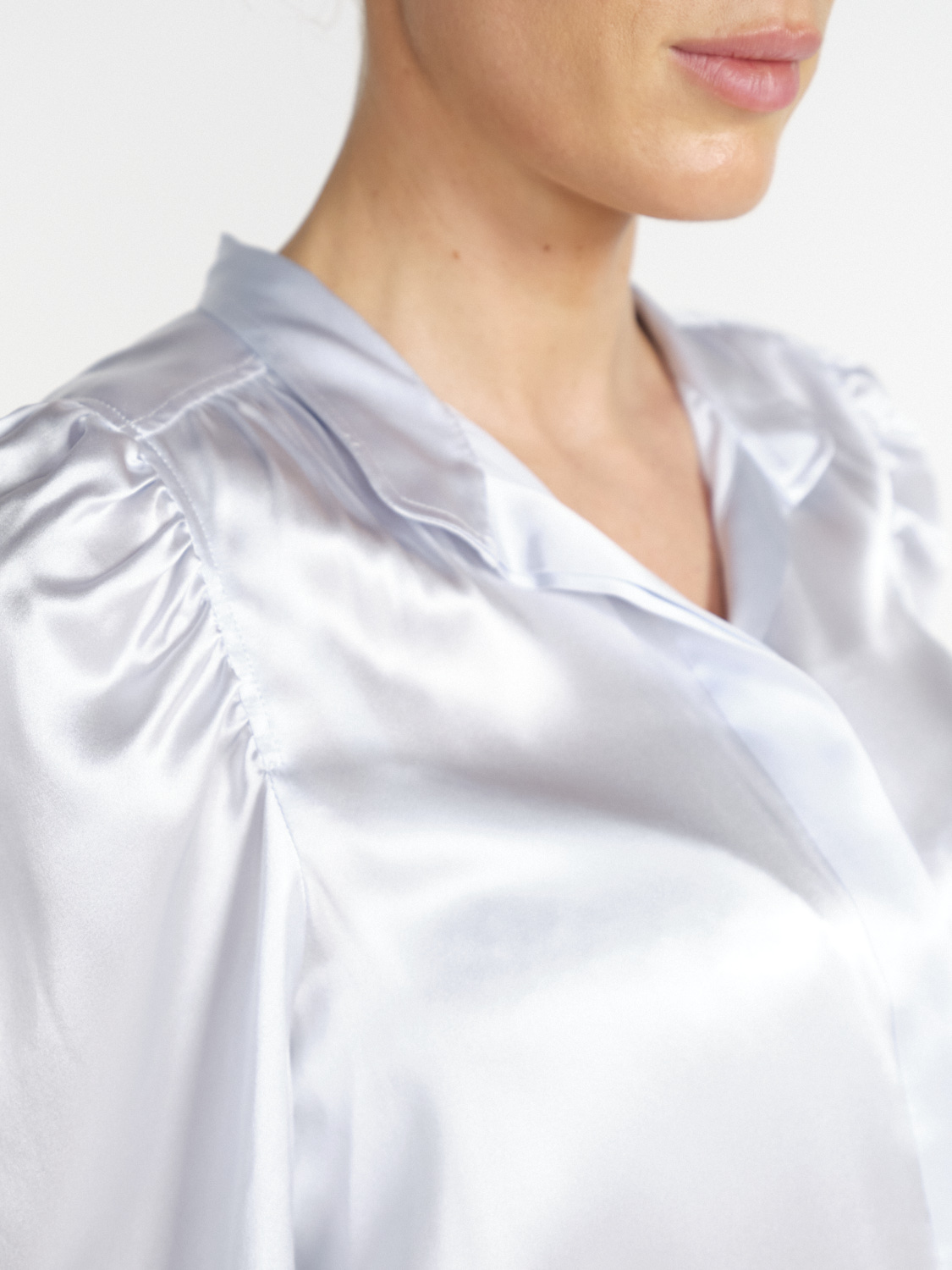 Frame Gillian – Seiden-Satin-Bluse mit gerafften Schulter-Details  hellblau M