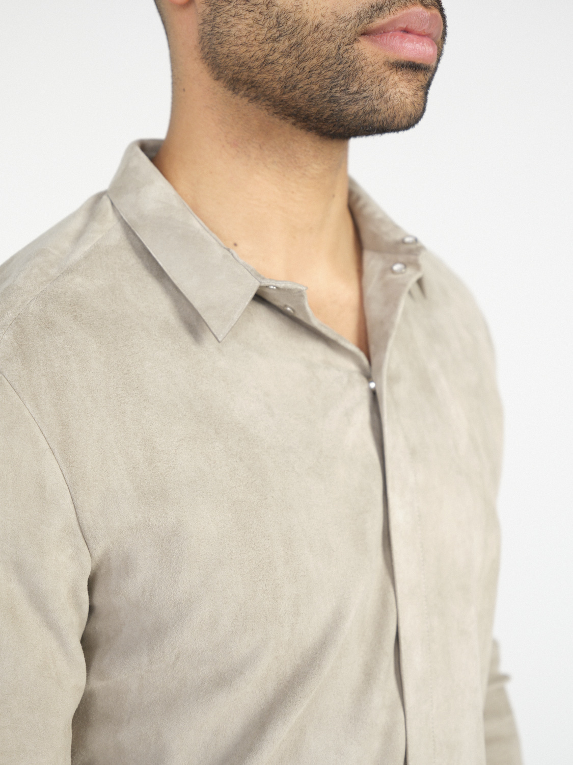 jitrois Wander – Stretchiges Hemd aus Veloursleder   creme 50