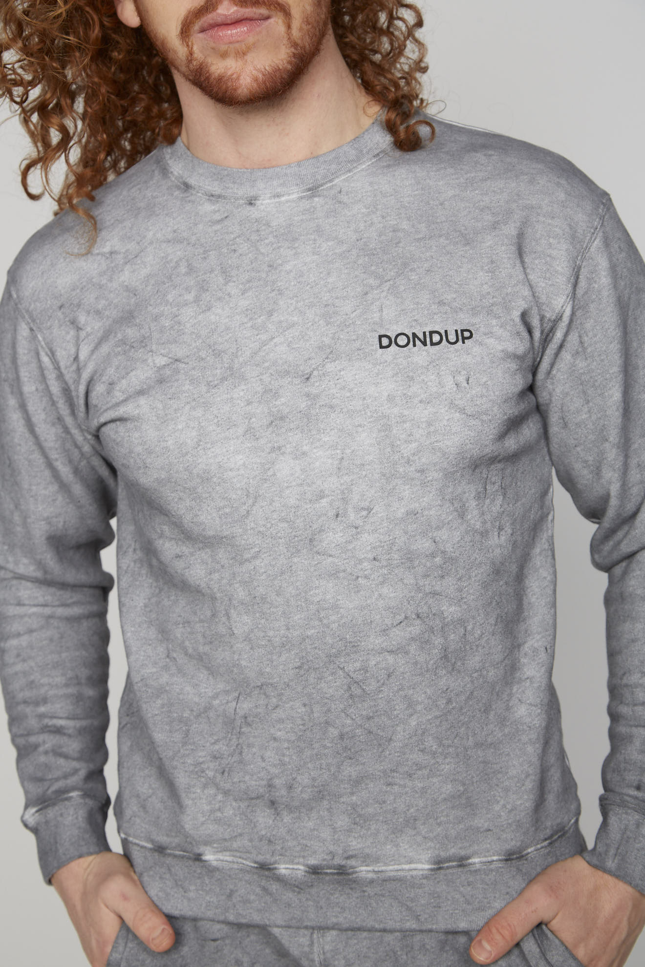 dondup sweater washed out grey branded mix model frontansicht