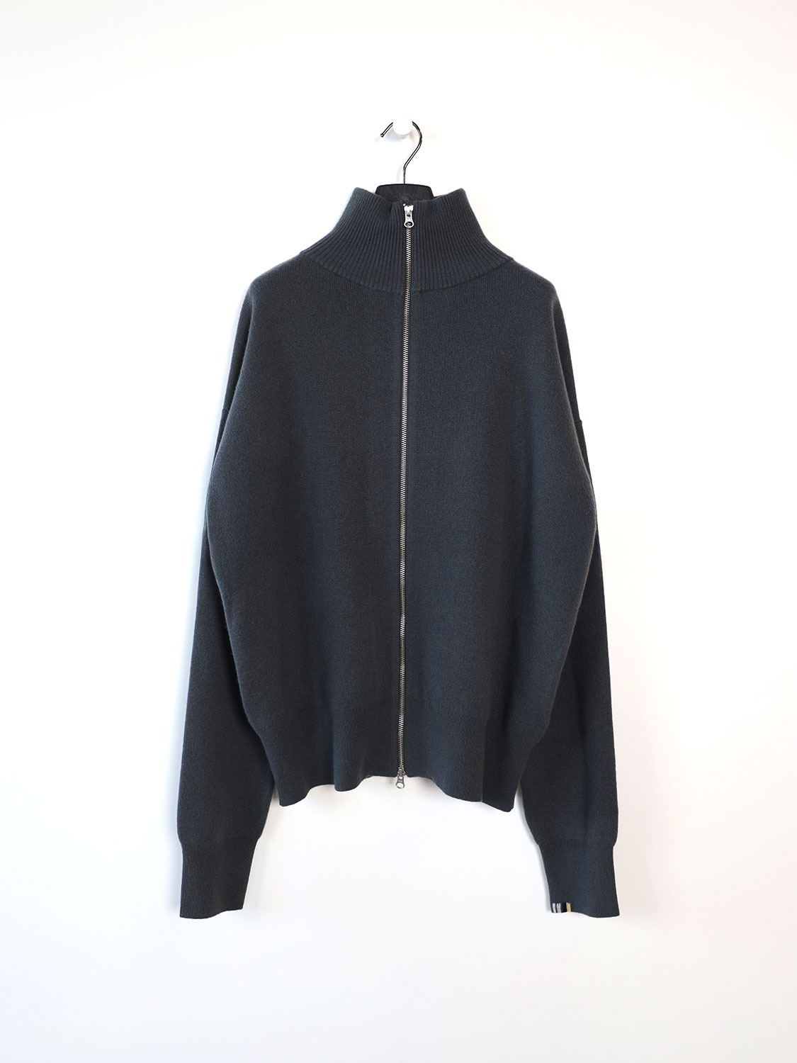 n°319 Xtra Cut – Strickjacke mit hohem Kragen  