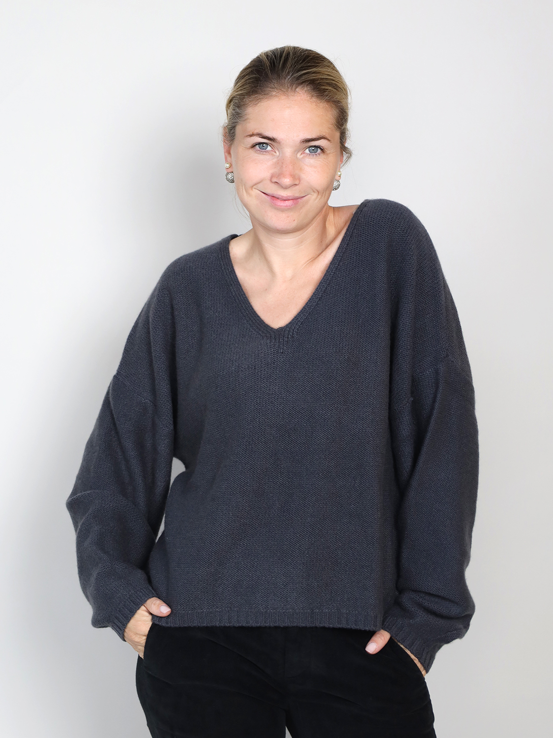 Van Kukil Cashmere sweater with V-neck blue XS