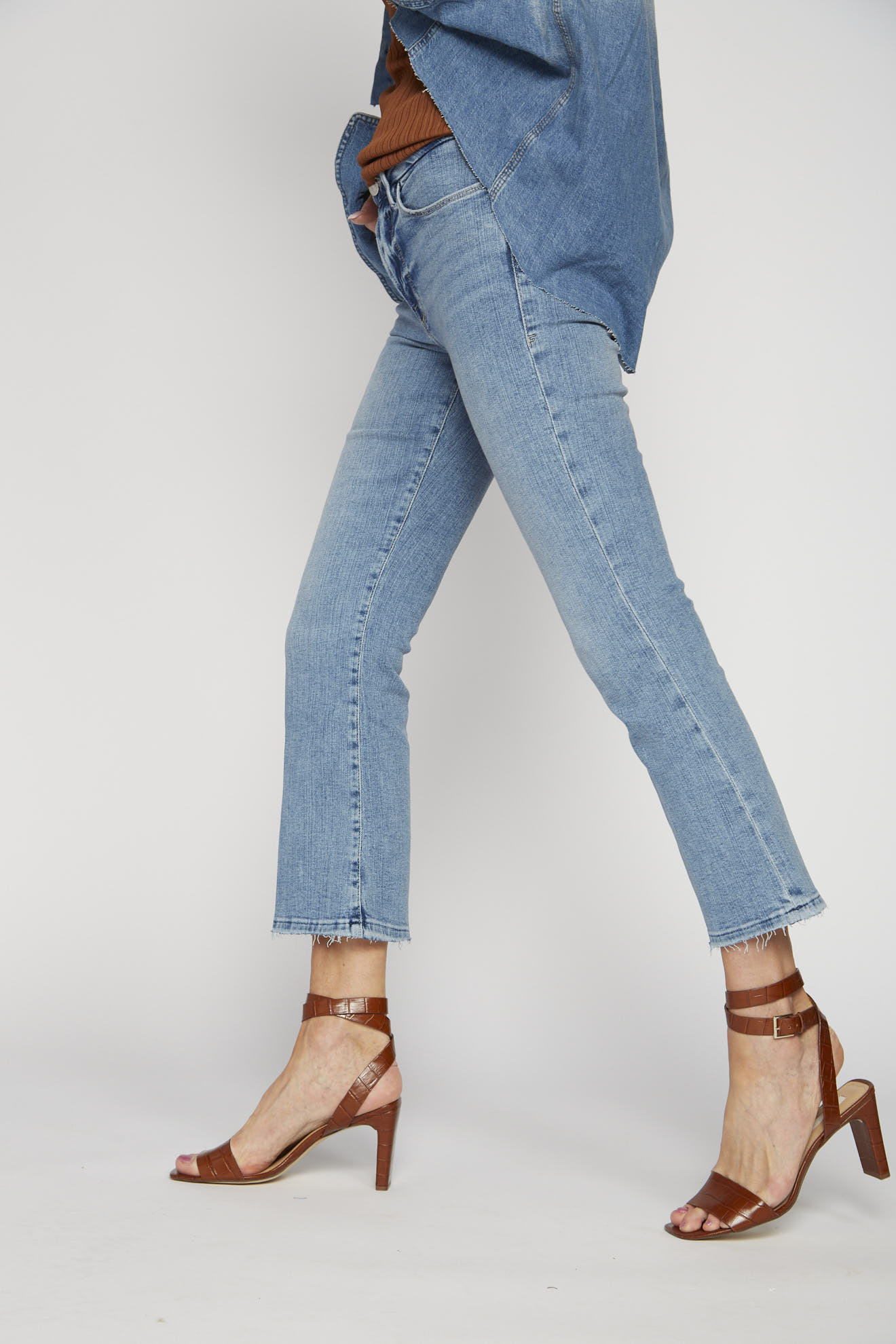 frame jeans denim einfarbig model seitenansicht
