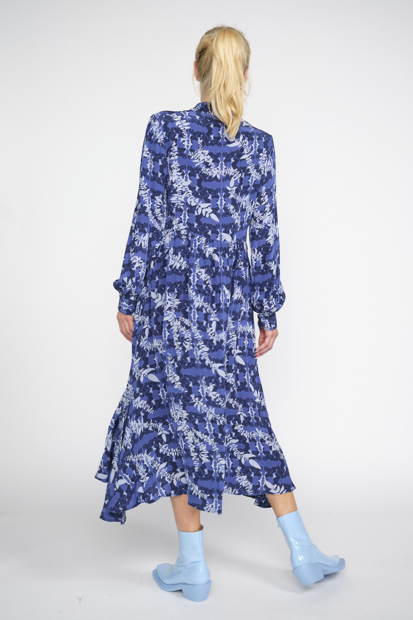 an an londree dress blue white patterns silk