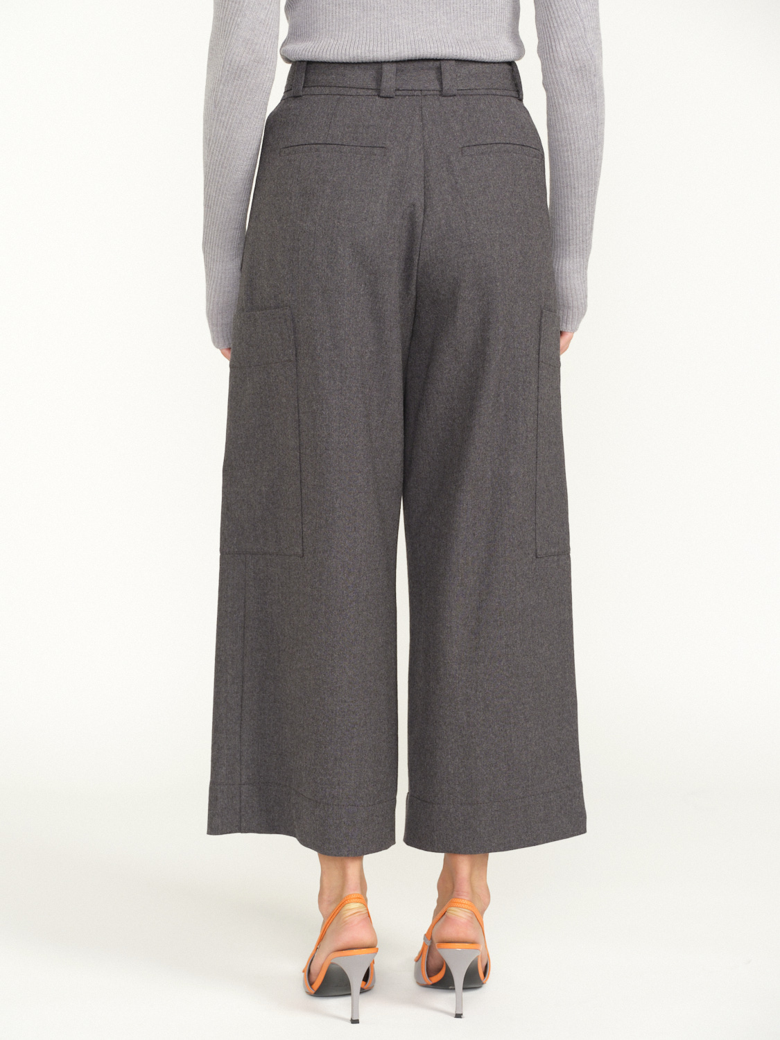 Odeeh Pantaloni 3/4 con tasche laterali in lana vergine  grigio 34