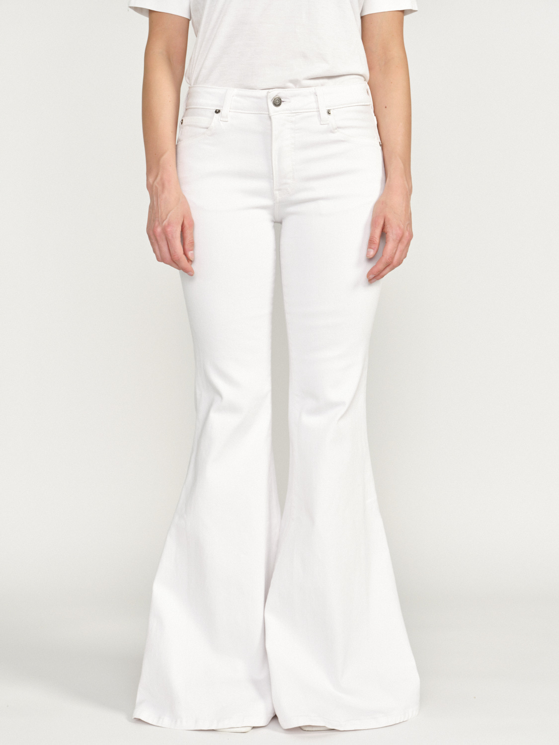 Linda - Low-waist Jeans-Schlaghose mit Gürtelschlaufen von Cout De