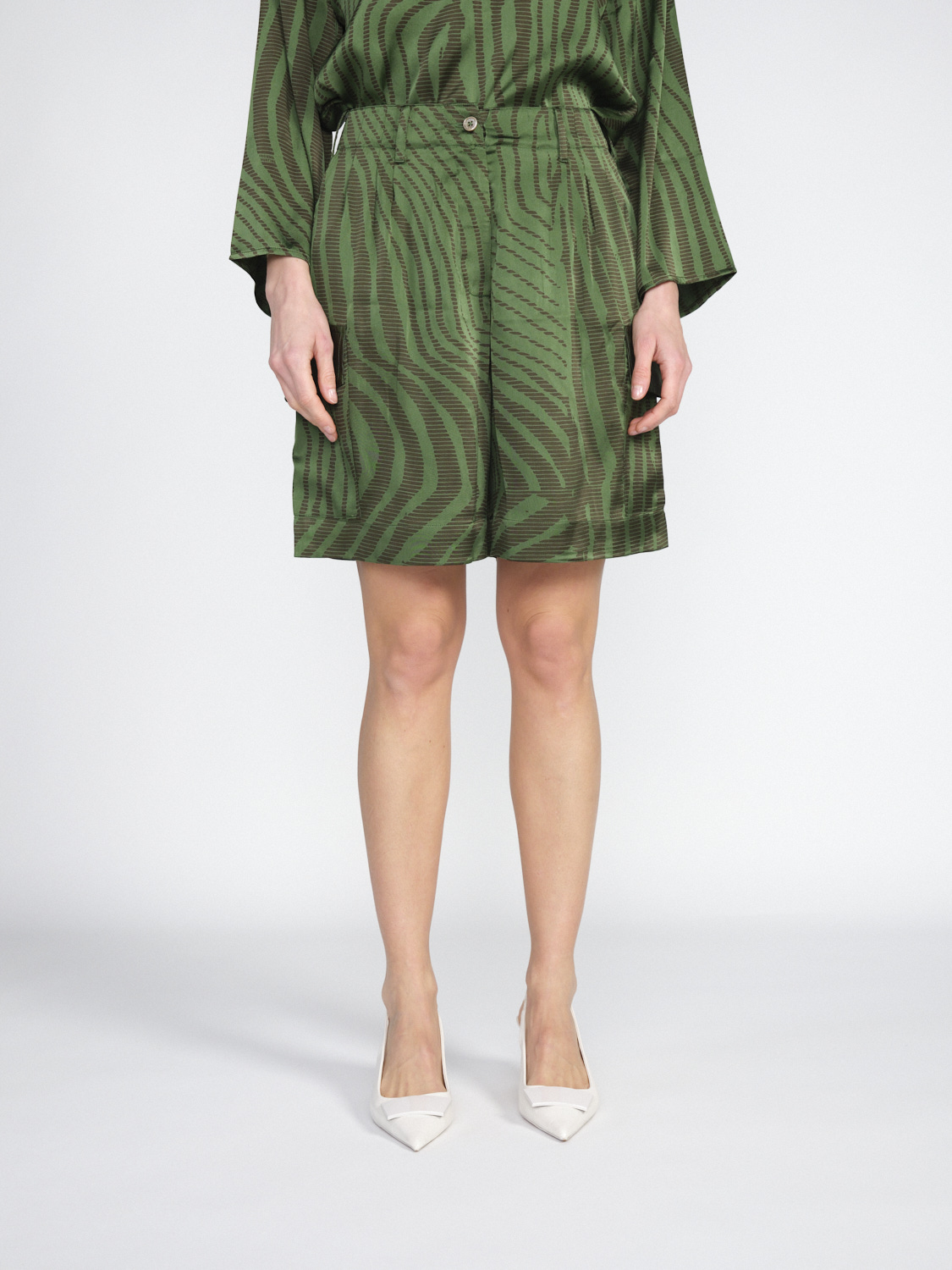 friendly hunting Famosa Okapi – cargo style silk shorts  green S