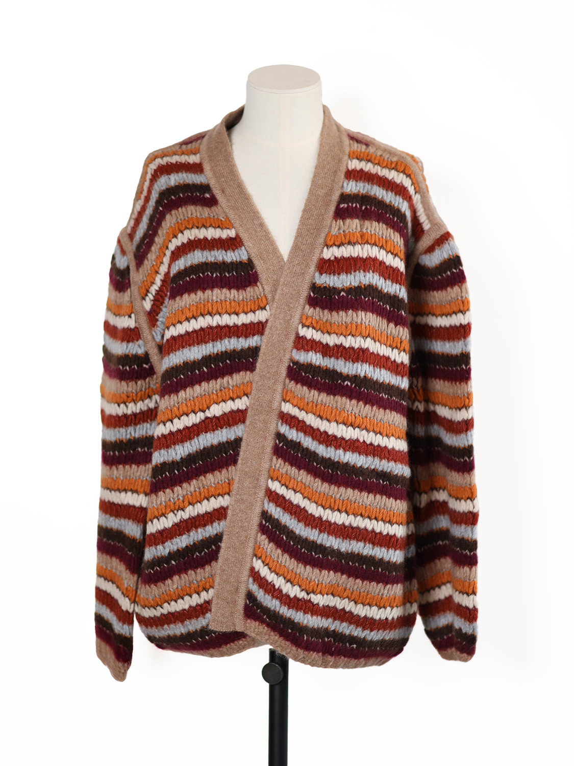 Weite Strickjacke mit Streifenmuster 