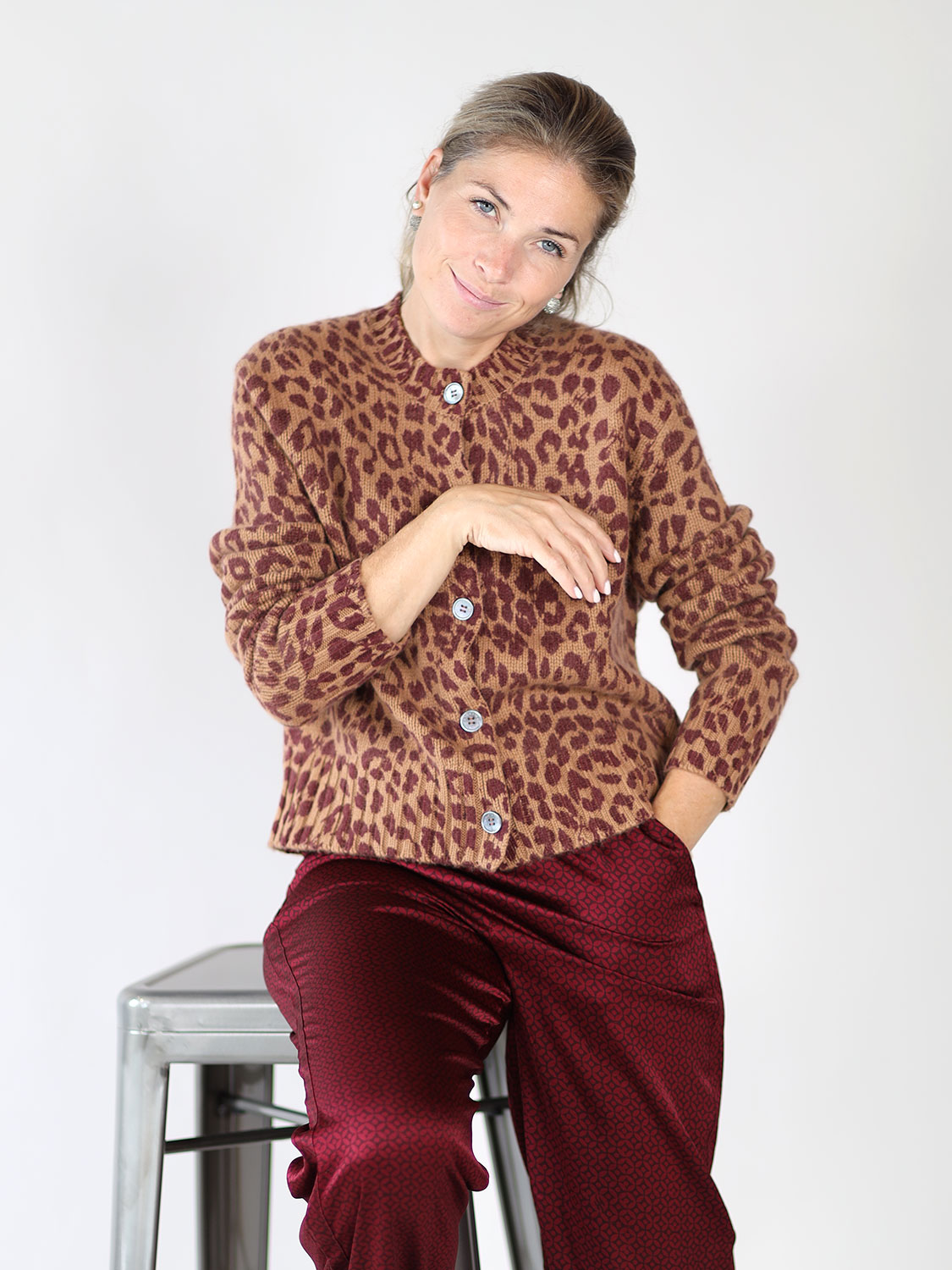 friendly hunting Cashmere-Strickjacke mit Leo-Print bordeaux S