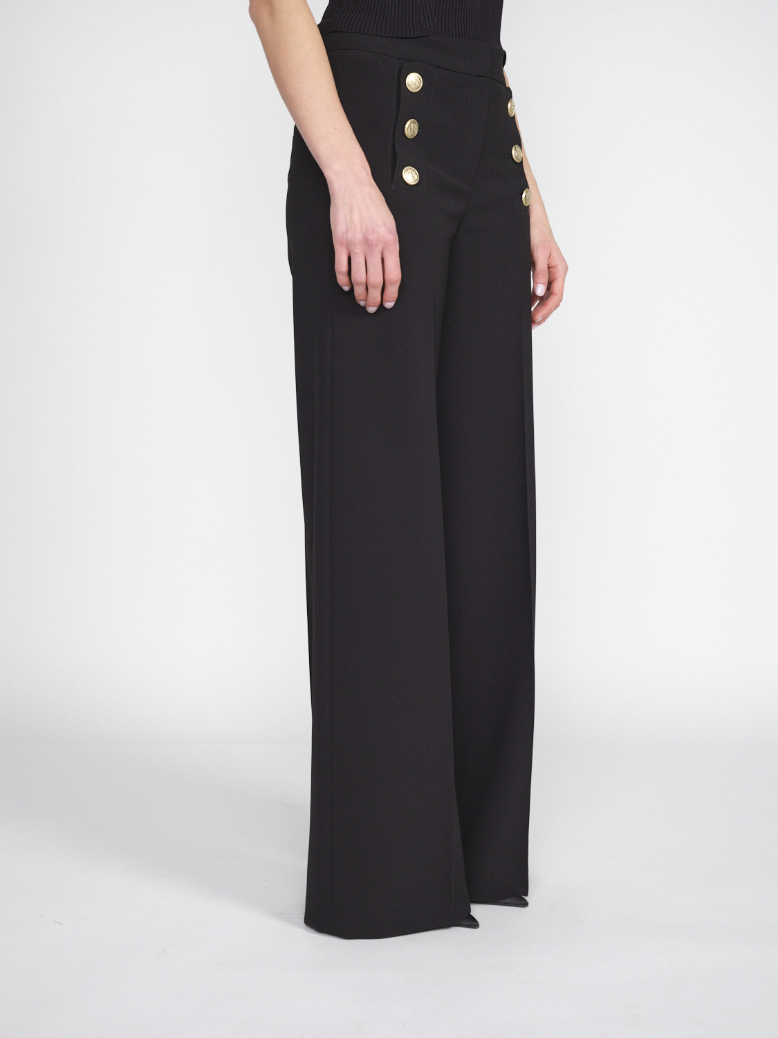 Seductive Bridget – Stretchige Hose mit goldfarbenen Knopfdetails   schwarz 34
