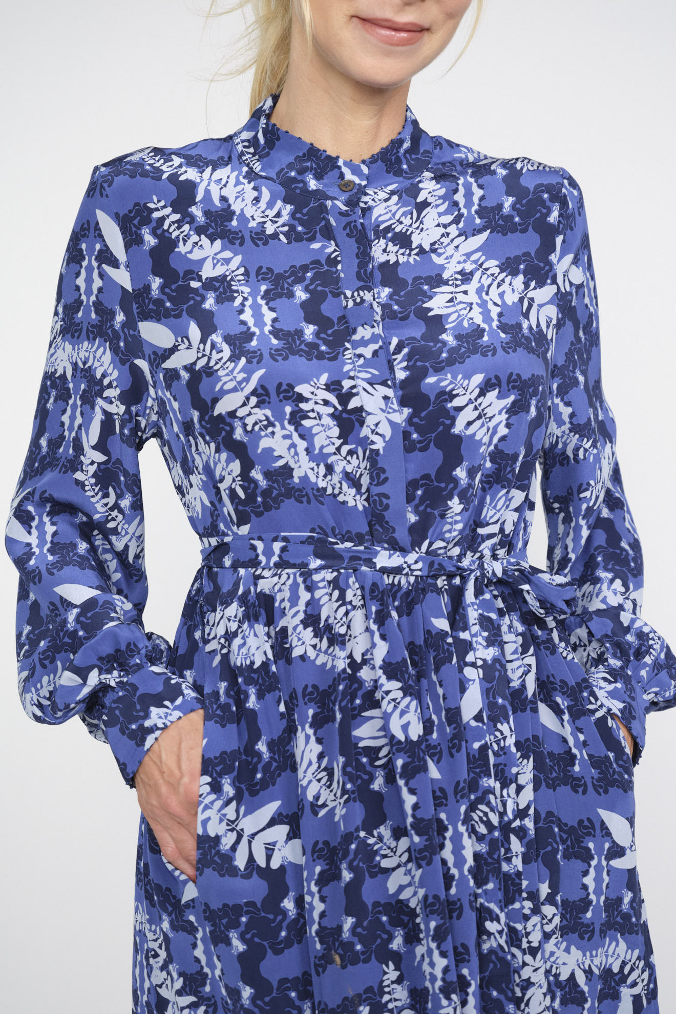 an an londree dress blue white patterns silk