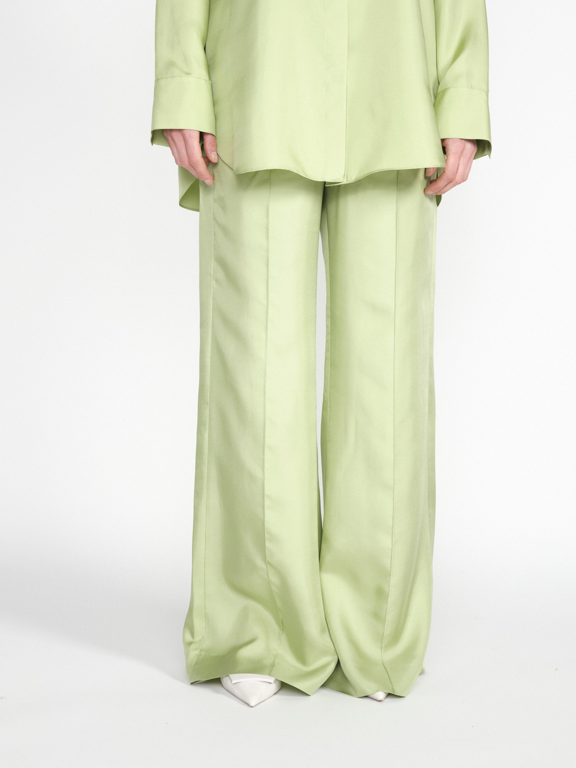 Sensual Coolness - Lightweight trousers made of silk twill 
