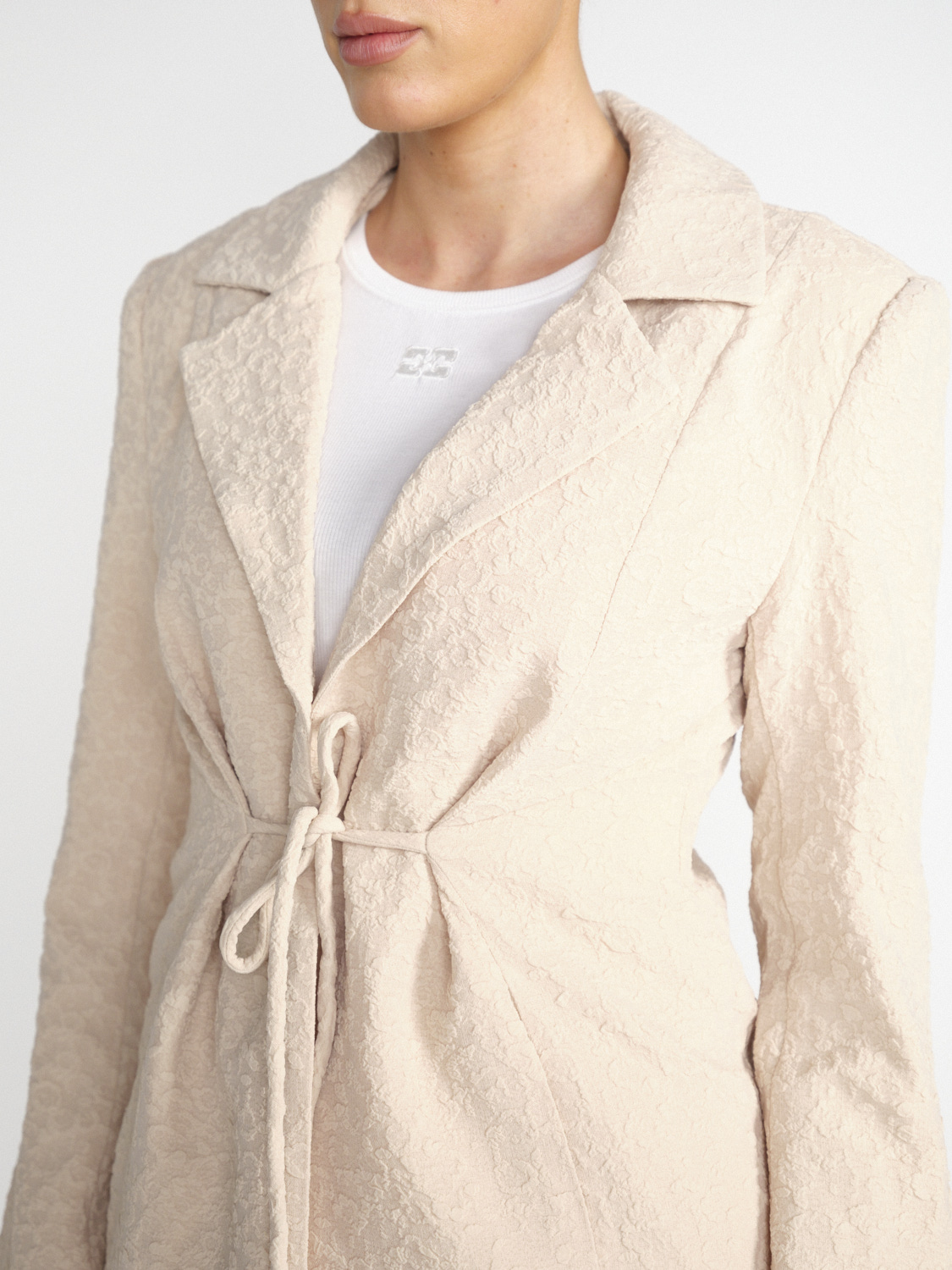 Ganni Blazer testurizzato con cravatta  beige 36