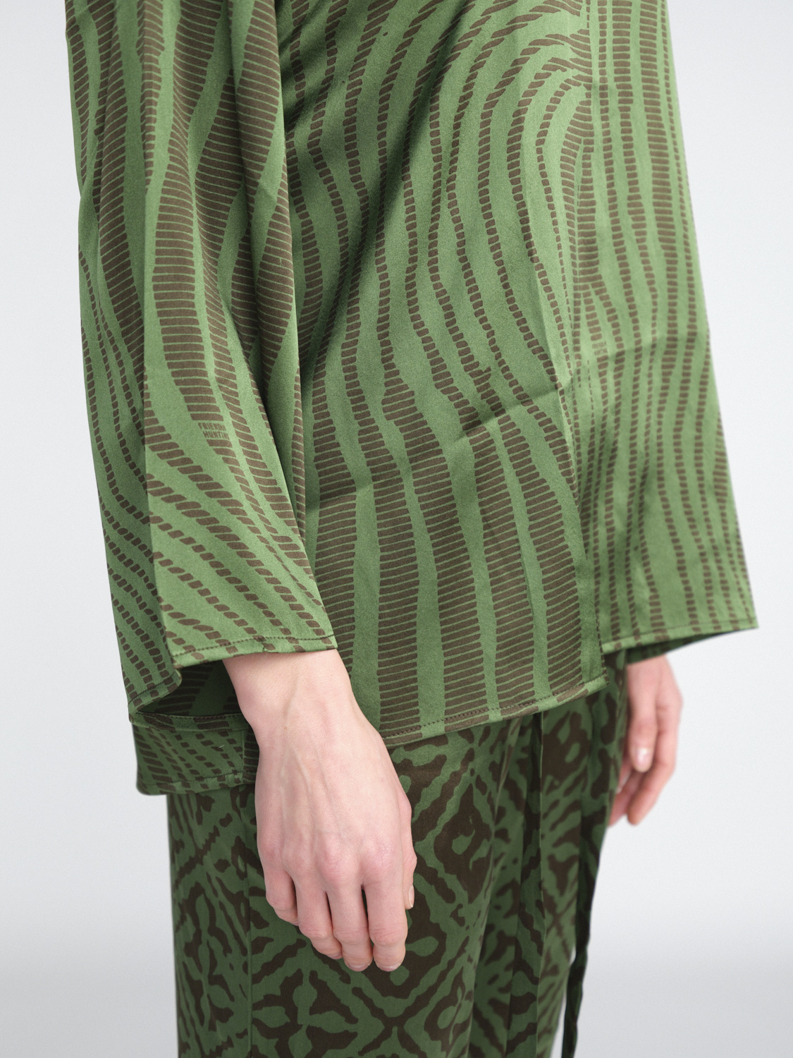 friendly hunting Dulce Okapi – stretchy silk blouse with pattern  green S