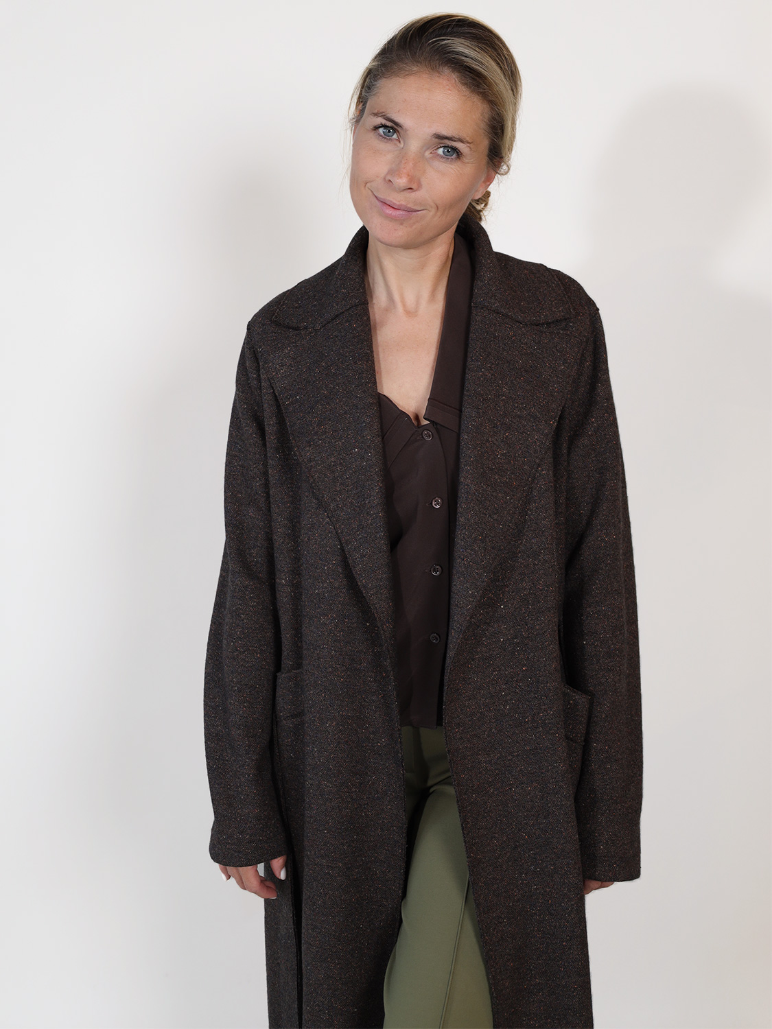 Harris Wharf London Lightweight coat made from virgin wool 36 brown