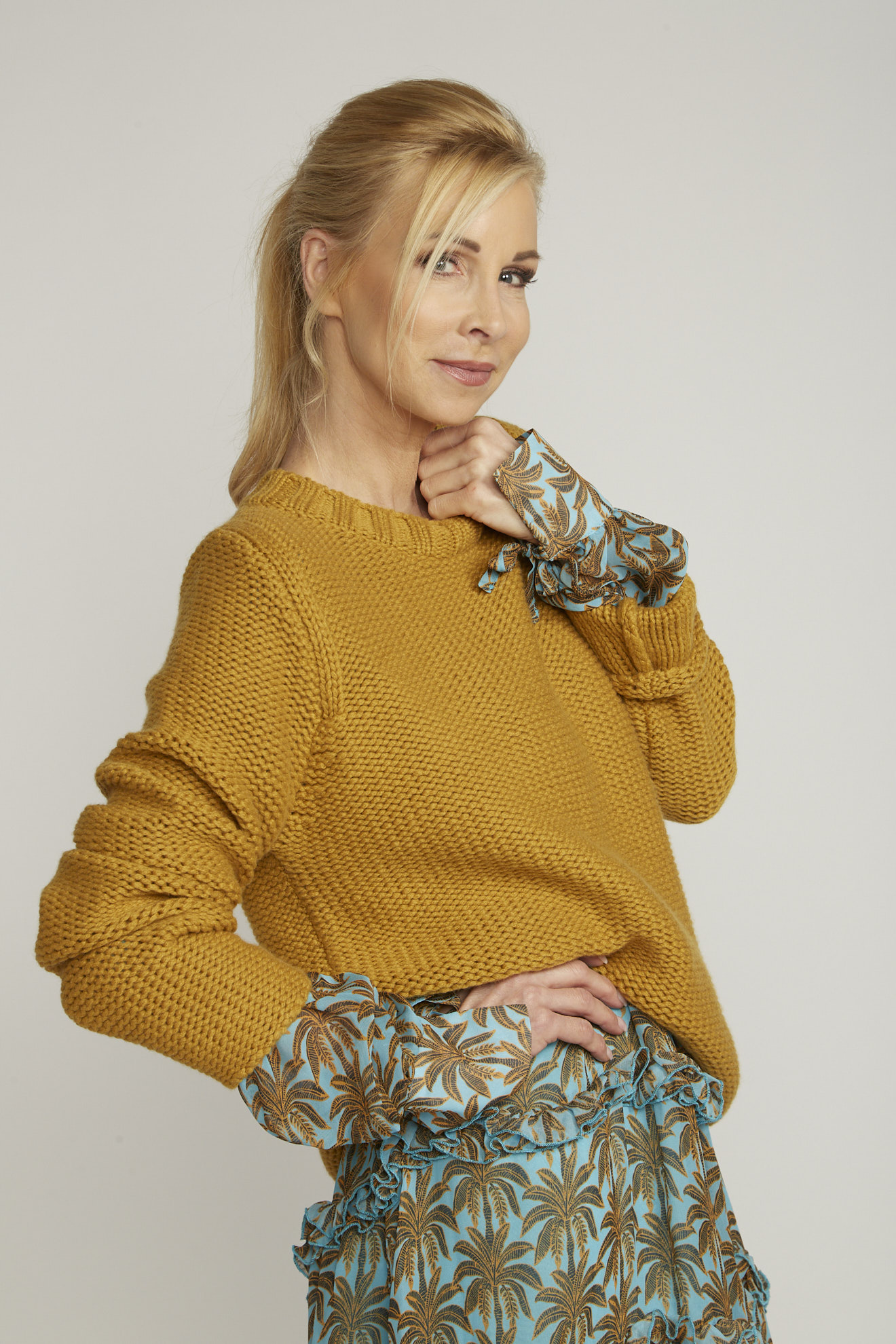 antonia zander pullover gold einfarbig model seitenansicht