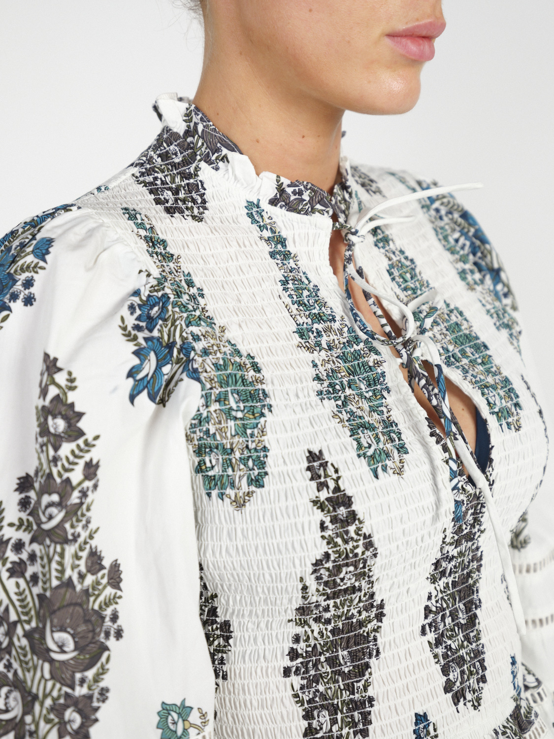 Antik Batik Muguet– Gesmokte Bluse mit Schnürungsdetail   blanco 36
