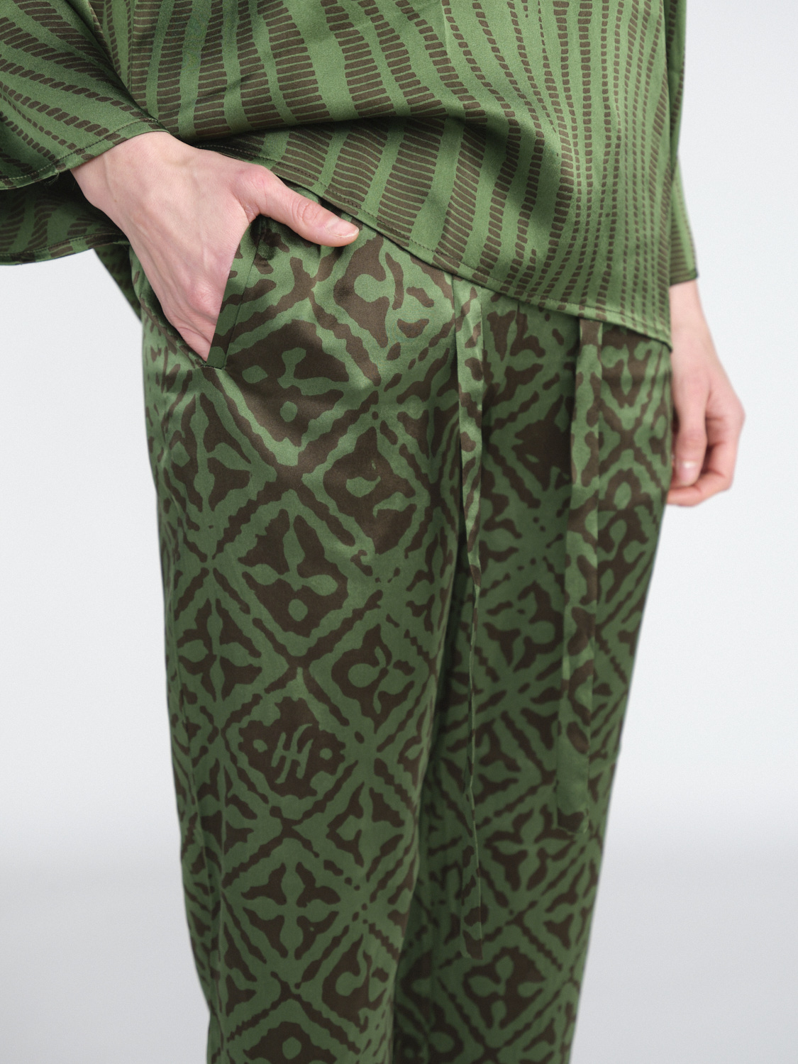 friendly hunting Pali Silk - Pantaloni in seta con motivo   verde XS