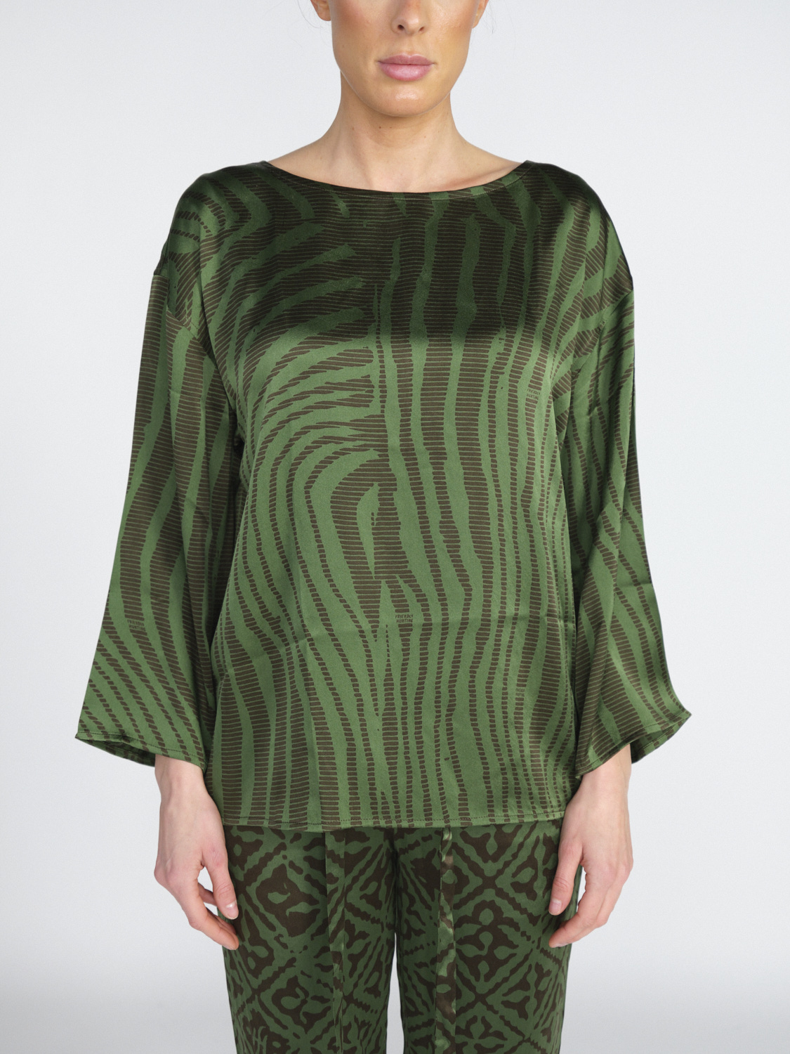 friendly hunting Dulce Okapi – stretchy silk blouse with pattern  green XS