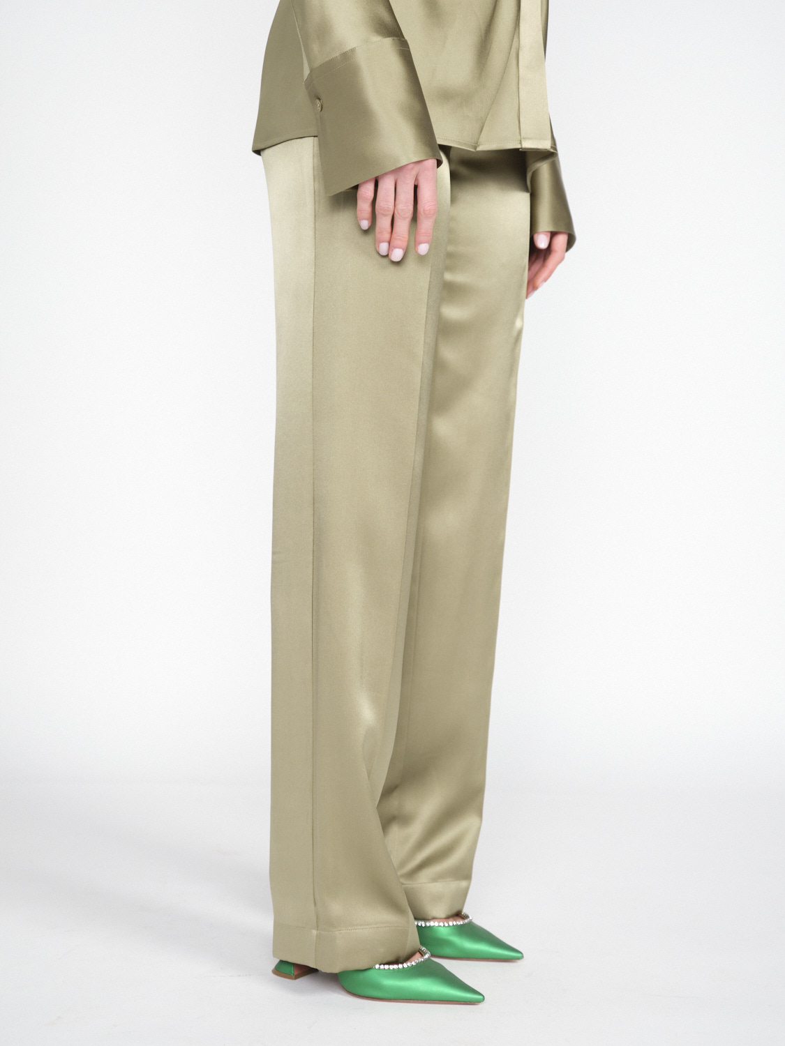 Joseph Silk Tova Trousers - Pantalon en satin de soie à pinces khaki 36