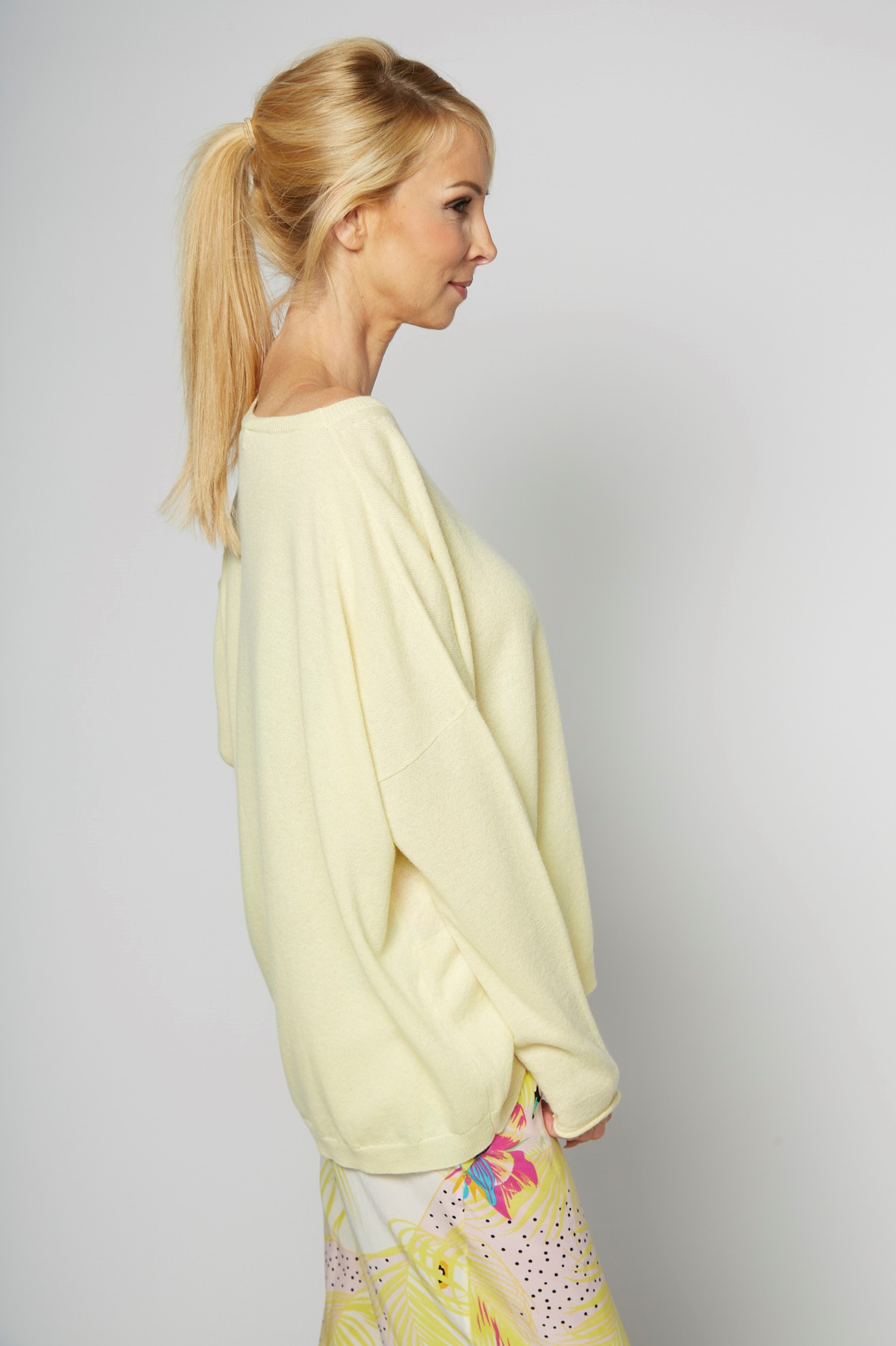 larens sweater yellow plain cashmere model side