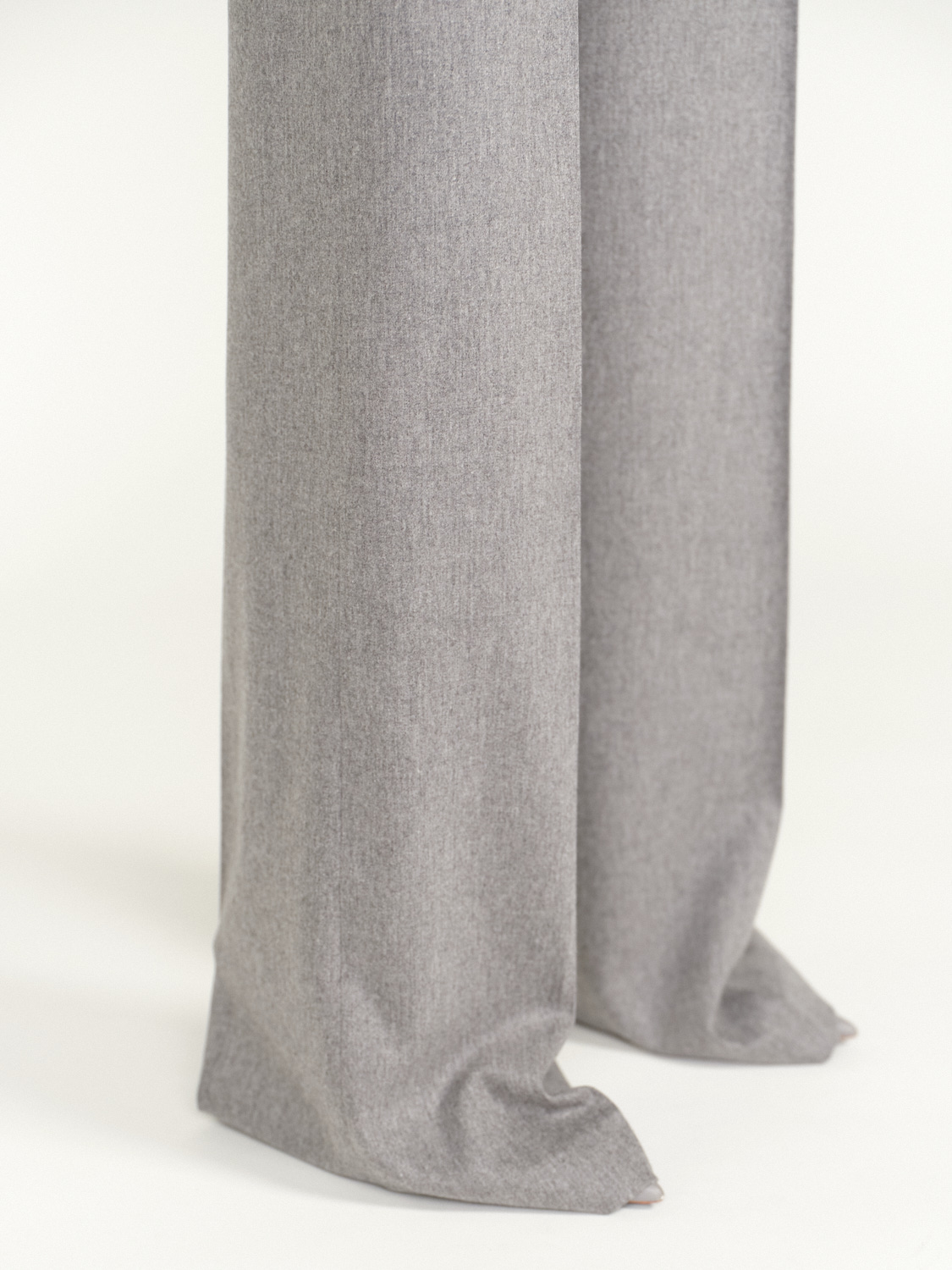 PT Torino Pantaloni classici a pieghe in lana vergine grigio 36